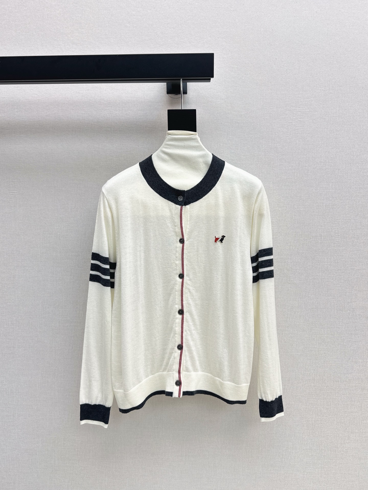 NO:317746,Exclusive TB 25Ss———The latest knitted cardigan in spring and summer must have a college style that reduces age~~ More daily versatile styles, very inclusive and not picky about body shape, classic striped arm design ~ exquisite casual items that cannot be missed Three-color spot sml, alexander wang19860909独家款 TB 25Ss————春夏最新款针织开衫必备减龄的学院风～～比较日常百搭的款式 包容性很强不挑身材 手臂经典条纹设计 ～精美不容错过的休闲单品 三色现货发售sml,,alexander wang,Women's clothing