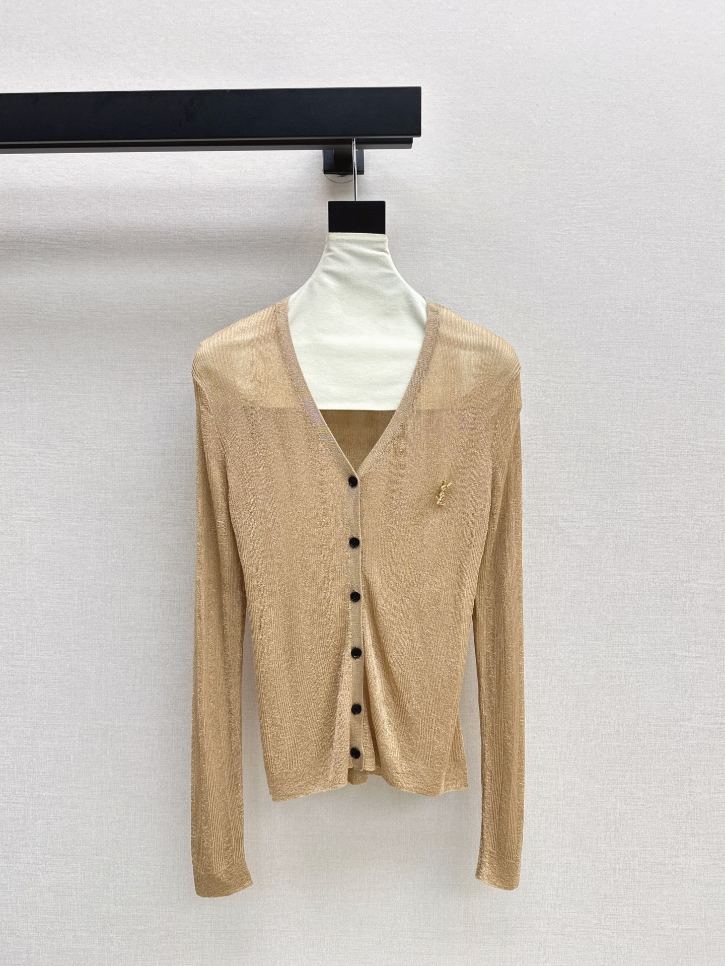 NO:317744,Exclusive first release SLP 25Ss———The latest spring and summer transparent V-neck knitted cardigan really loves the lazy feeling brought by perspective sweaters. Those who pursue quality must enter~ The imported loom has a great texture. It is very eye-catching no matter how you match it. Selected imported fabrics are comfortable and breathable. Delivery brooch. Three-color spot sml cardigan, loro piano, brooch, breastpin, alexander wang19860909独家首发 SLP 25Ss———春夏最新款透视V领针织开衫真的很爱透视针织衫带来的慵懒感 追求品质的一定要入～进口织机质感超棒 怎么搭配都很吸睛 精选进口面料舒适透气 配送胸针 三色现货发售sml 开衫,,loro piana,brooch，breastpin,alexander wang,Women's clothing