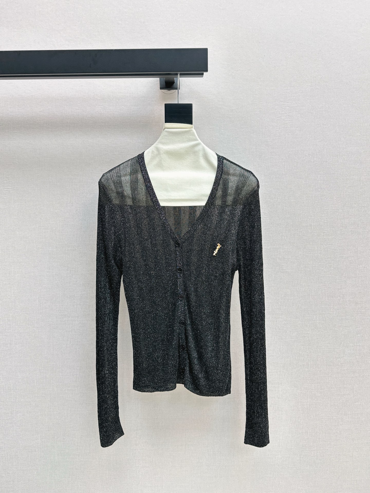 NO:317743,Exclusive first release SLP 25Ss———The latest spring and summer transparent V-neck knitted cardigan really loves the lazy feeling brought by perspective sweaters. Those who pursue quality must enter~ The imported loom has a great texture. It is very eye-catching no matter how you match it. Selected imported fabrics are comfortable and breathable. Delivery brooch. Three-color spot sale sml, loro piano, brooch, breastpin, alexander wang19860909独家首发 SLP 25Ss———春夏最新款透视V领针织开衫真的很爱透视针织衫带来的慵懒感 追求品质的一定要入～进口织机质感超棒 怎么搭配都很吸睛 精选进口面料舒适透气 配送胸针 三色现货发售sml,,loro piana,brooch，breastpin,alexander wang,Women's clothing