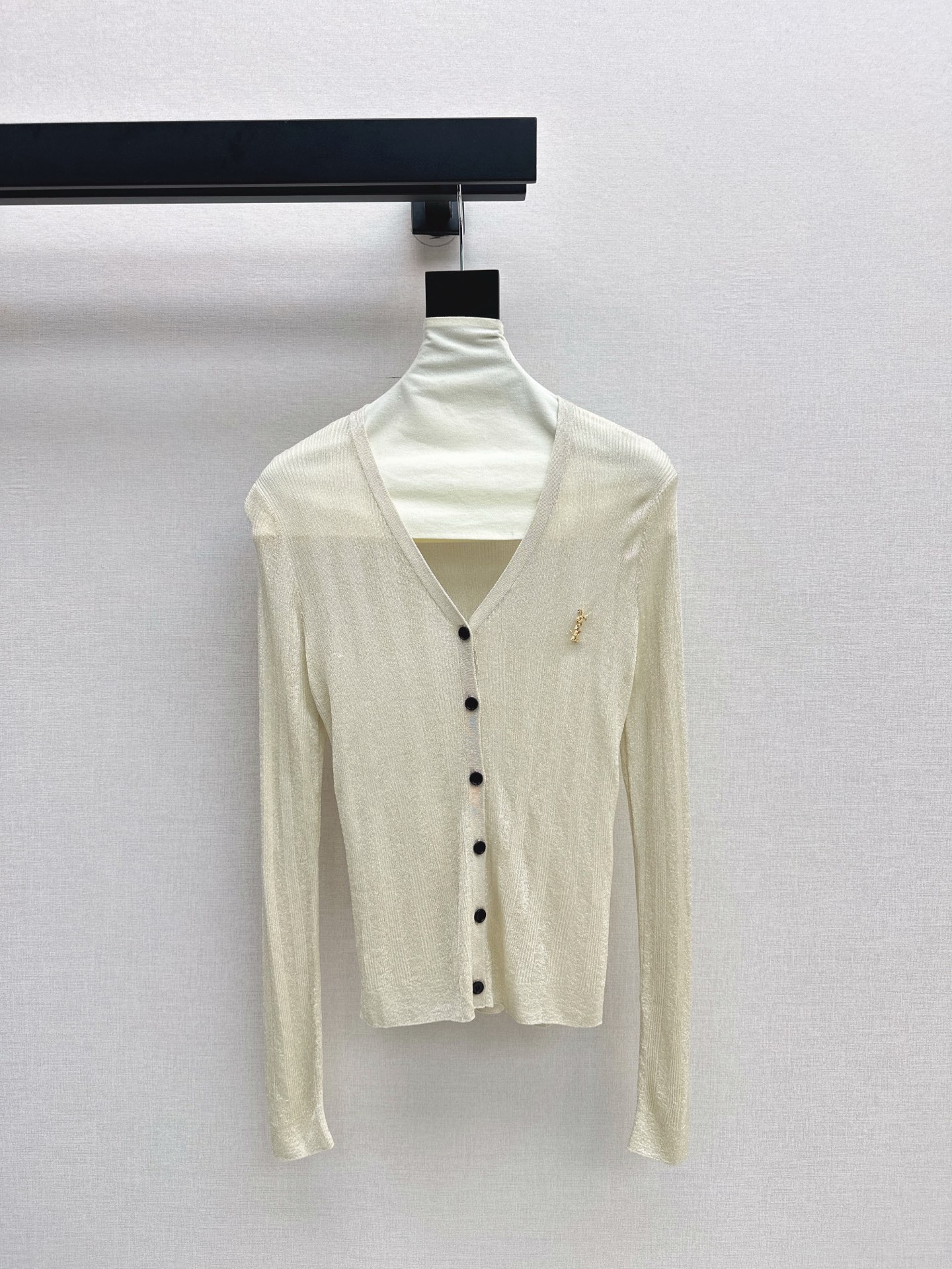 NO:317740,Exclusive first release SLP 25Ss———The latest spring and summer transparent V-neck knitted cardigan really loves the lazy feeling brought by perspective sweaters. Those who pursue quality must enter~ The imported loom has a great texture. It is very eye-catching no matter how you match it. Selected imported fabrics are comfortable and breathable. Delivery brooch. Three-color spot sml cardigan, loro piano, brooch, breastpin, alexander wang19860909独家首发 SLP 25Ss———春夏最新款透视V领针织开衫真的很爱透视针织衫带来的慵懒感 追求品质的一定要入～进口织机质感超棒 怎么搭配都很吸睛 精选进口面料舒适透气 配送胸针 三色现货发售sml 开衫,,loro piana,brooch，breastpin,alexander wang,Women's clothing