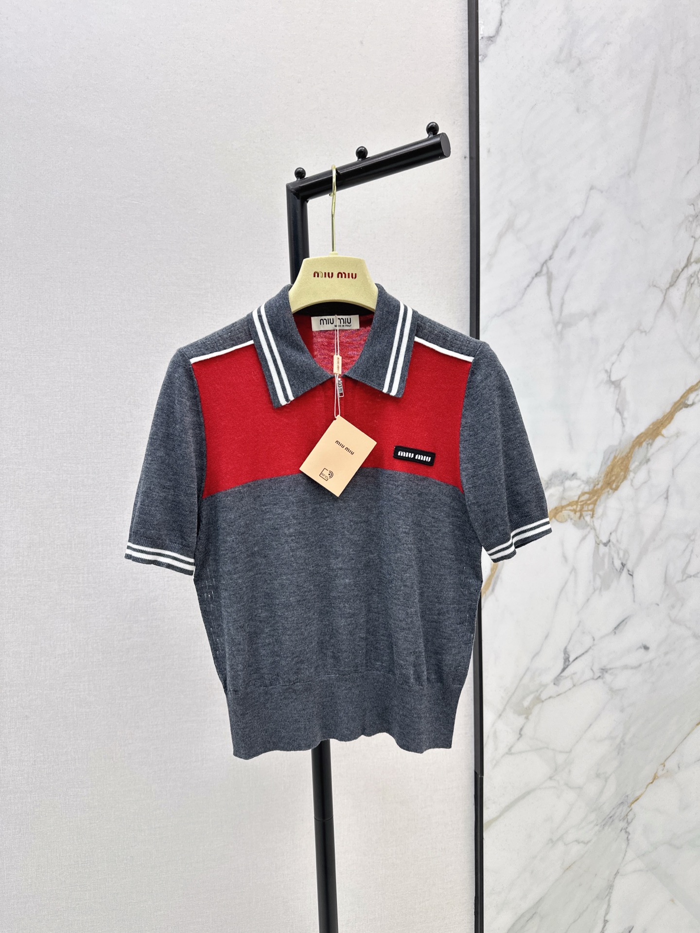 NO:317734,Exclusive first launch Miu 25Ss————The latest spring and summer fashion, casual contrasting colors, simple sports style knitted polo shirt contrasting colors, super eye-catching design, simple sports style with a hint of casual atmosphere, slightly loose style is more comfortable and comfortable, easy to control whether it is sports or daily outfit. One color is available for sale in stock,, miumiu, alexander wang19860909独家首发 Miu 25Ss————春夏最新款时髦休闲撞色简约运动风针织polo衫撞色的设计超级吸睛 简约的运动风又带着一丝休闲的气息 微宽松的版型更是舒适自在 无论是运动还是日常穿搭都能轻松驾驭 一色现货发售sml,,miumiu,alexander wang,Women's clothing