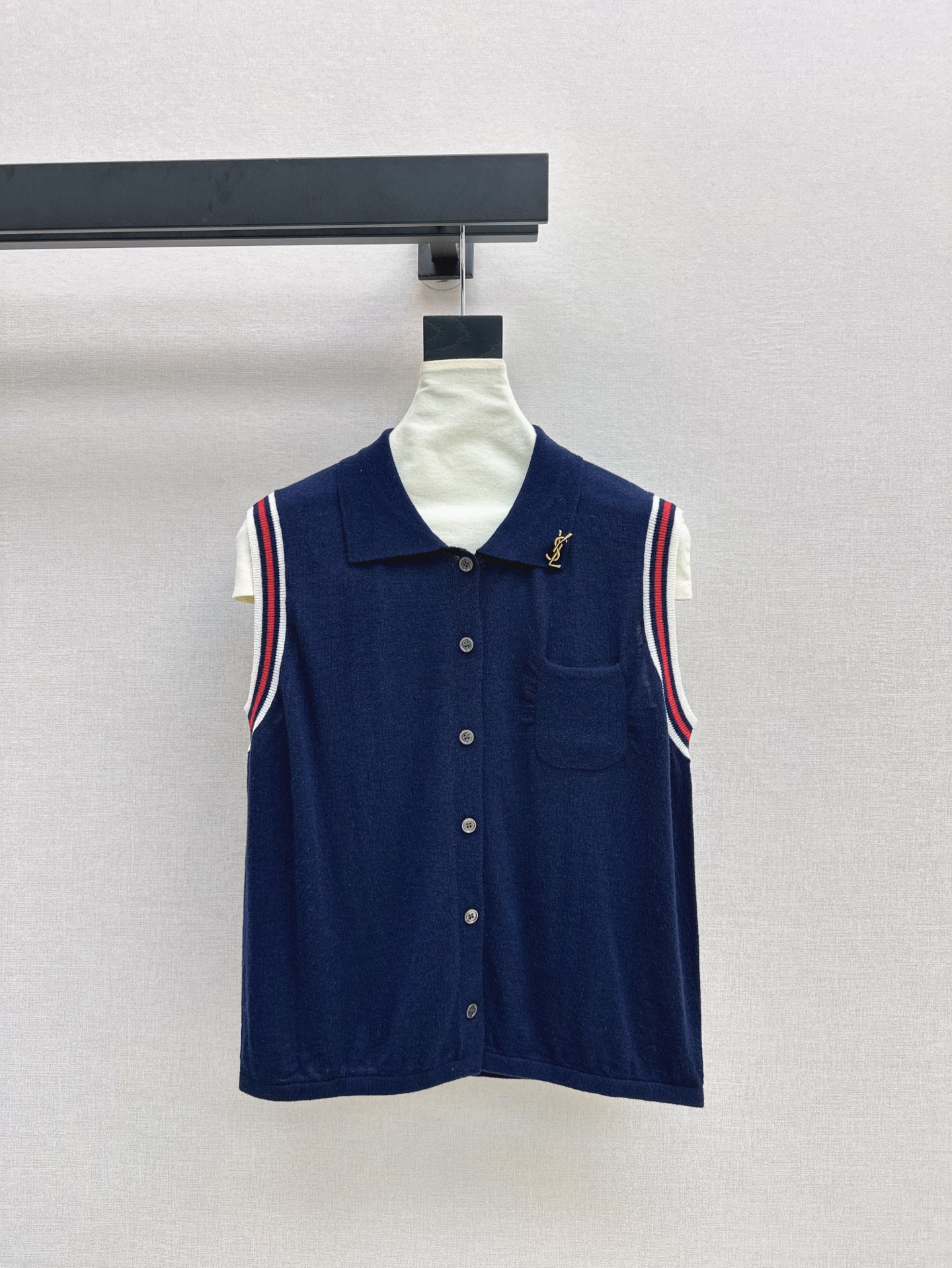 NO:317728,Exclusive model ~ SLP 25Ss————The latest spring and summer knitted vests must have a college style that reduces age~~ More daily and versatile styles, very inclusive and not picky about body shape, casually matched shirts and layered with a sense of atmosphere~ Exquisite and unmissable casual items Three-color spot sml, loro piano, alexander wang19860909独家款～ SLP 25Ss————春夏最新款学院风针织背心必备减龄的学院风～～比较日常百搭的款式 包容性很强不挑身材 随意搭配衬衣叠穿都很有氛围感～精美不容错过的休闲单品 三色现货发售sml,,loro piana,alexander wang,Women's clothing