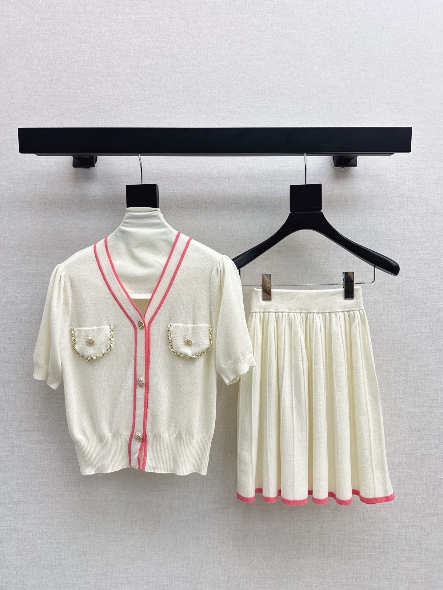 NO:317697,Exclusive model C home 25Ss———The latest knitted suit in early spring contrasting edge decorative V-neck sweater   skirt. Exquisite beauty. The overall feeling is particularly simple and elegant. The color and style are impeccable. A must-have set of lazy people looks good no matter how you match it. The texture of the fabric is unique. Custom knitted fabric is used. The details are very good. One set is out. Two colors are available in stock. SML, chanel, skirts, alexander wang.19860909独家款 C家 25Ss———早春最新款针织套装撞色边装饰V领针织衫 半裙 精致美感 整体给人感觉特别的简约大气 颜色跟版型都无可挑剔 懒人必备一套怎么搭都好看 面料质感一绝 采用的是定制针织面料 细节很到位 一套出 两色现货发售sml,,chanel,skirts,alexander wang,Women's clothing