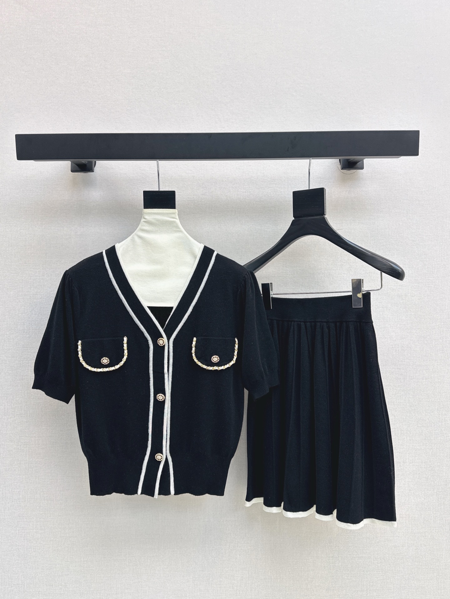 NO:317695,Exclusive model C home 25Ss———The latest knitted suit in early spring contrasting edge decorative V-neck sweater   skirt. Exquisite beauty. The overall feeling is particularly simple and elegant. The color and style are impeccable. A must-have set of lazy people looks good no matter how you match it. The texture of the fabric is unique. Custom knitted fabric is used. The details are very good. One set is out. Two colors are available in stock. SML, chanel, skirts, alexander wang.19860909独家款 C家 25Ss———早春最新款针织套装撞色边装饰V领针织衫 半裙 精致美感 整体给人感觉特别的简约大气 颜色跟版型都无可挑剔 懒人必备一套怎么搭都好看 面料质感一绝 采用的是定制针织面料 细节很到位 一套出 两色现货发售sml,,chanel,skirts,alexander wang,Women's clothing