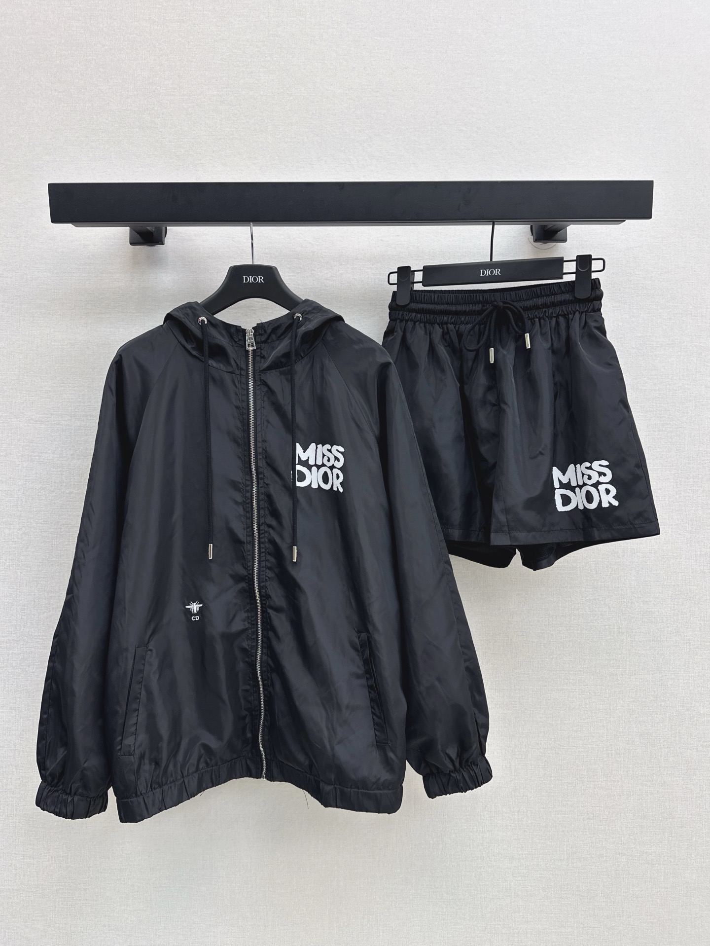 NO:317693,CD 25Ss————The latest casual sun protection suit hooded windbreaker jacket   elastic waist shorts. Details are exquisite. Every piece is full of surprise. Bring high-end fashion craftsmanship. The style is absolutely unique. No body picking. Practical and versatile. Combination of comfort and function. One set. Two colors are available in stock. SML, shorts, jackets & coats, hats, alexander wang.19860909CD 25Ss————春夏最新款休闲防晒套装连帽风衣外套 松紧腰短裤 细节精致 每一件到手都是惊喜满溢 休高级时装工艺 版型绝绝子 不挑身材 实用百搭 舒适与功能相结合 一套出 两色现货发售sml,,shorts,jackets & coats,hats,alexander wang,Women's clothing