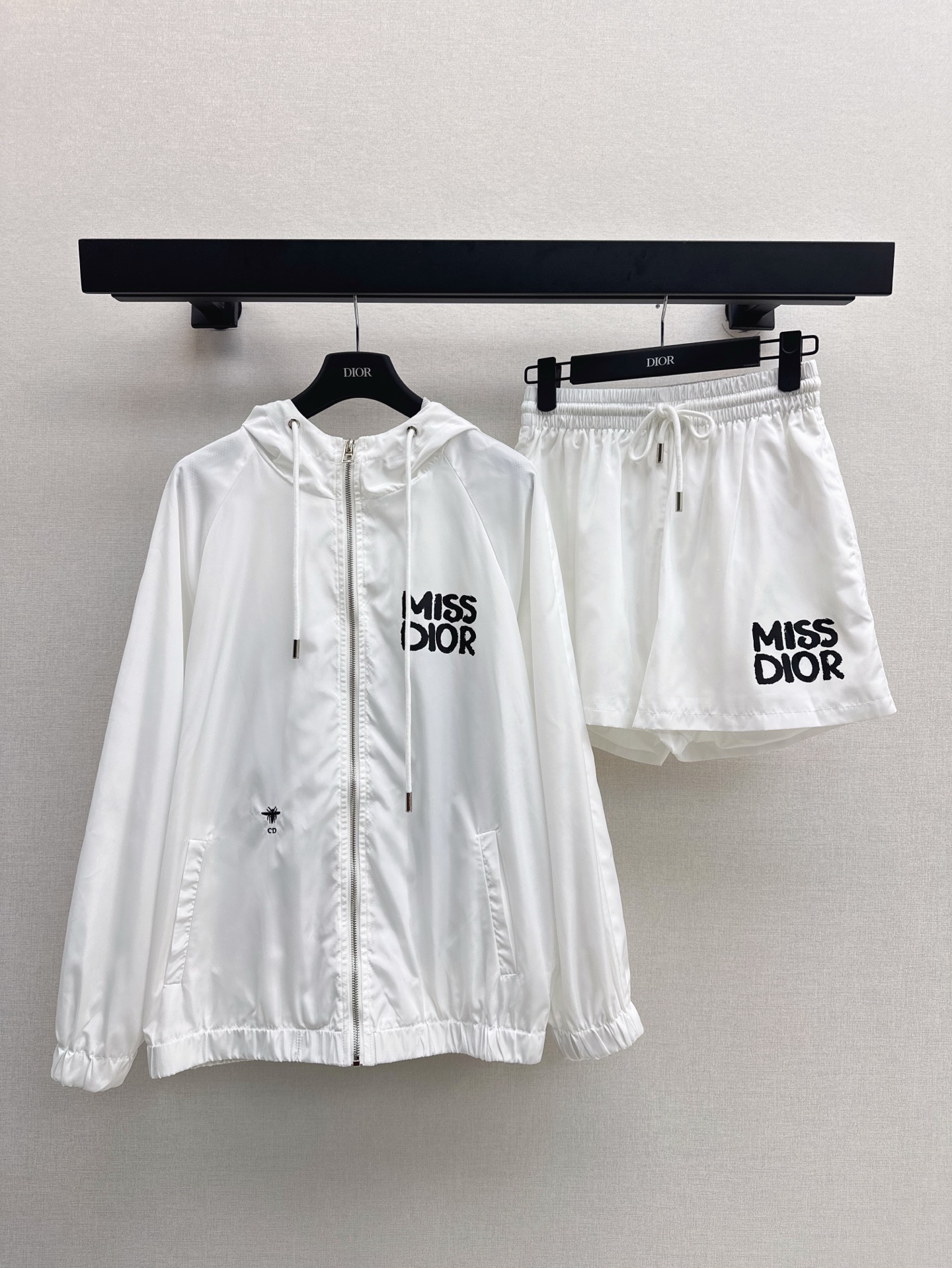 NO:317691,CD 25Ss————The latest casual sun protection suit hooded windbreaker jacket   elastic waist shorts. Details are exquisite. Every piece is full of surprise. Bring high-end fashion craftsmanship. The style is absolutely unique. No body picking. Practical and versatile. Combination of comfort and function. One set. Two colors are available in stock. SML, shorts, jackets & coats, hats, alexander wang.19860909CD 25Ss————春夏最新款休闲防晒套装连帽风衣外套 松紧腰短裤 细节精致 每一件到手都是惊喜满溢 休高级时装工艺 版型绝绝子 不挑身材 实用百搭 舒适与功能相结合 一套出 两色现货发售sml,,shorts,jackets & coats,hats,alexander wang,Women's clothing