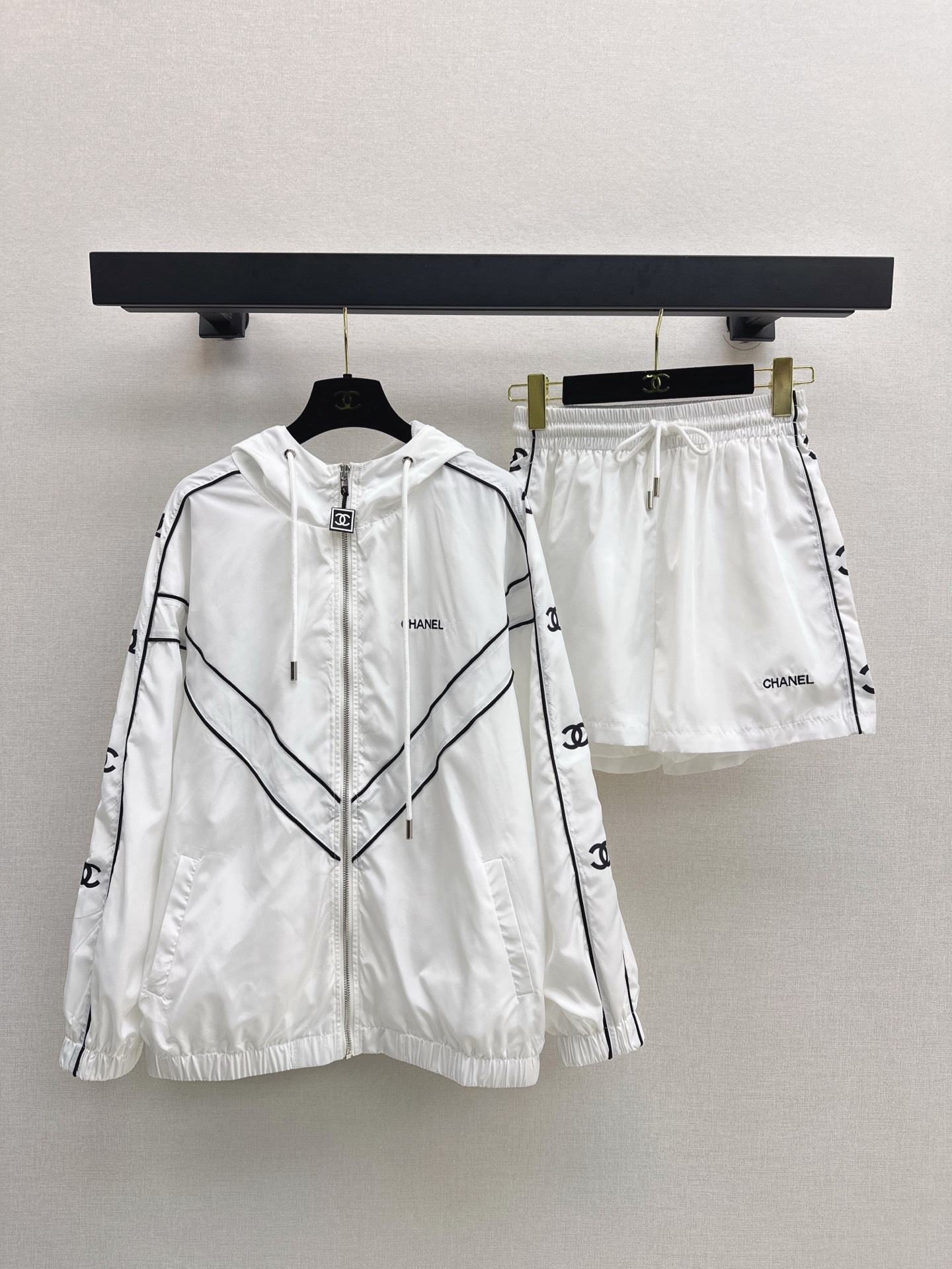 NO:317689,C home 25Ss————The latest casual sun protection suit hooded windbreaker jacket   elastic waist shorts. Details are exquisite. Every piece is full of surprise. Breakfast fashion craftsmanship. The style is absolutely unique. No body picking. Practical and versatile. Combination of comfort and function. One set. Two colors are available in stock. SML, Chanel, shorts, jackets & coats, hats, alexander wang.19860909C家 25Ss————春夏最新款休闲防晒套装连帽风衣外套 松紧腰短裤 细节精致 每一件到手都是惊喜满溢 休高级时装工艺 版型绝绝子 不挑身材 实用百搭 舒适与功能相结合 一套出 两色现货发售sml,,chanel,shorts,jackets & coats,hats,alexander wang,Women's clothing