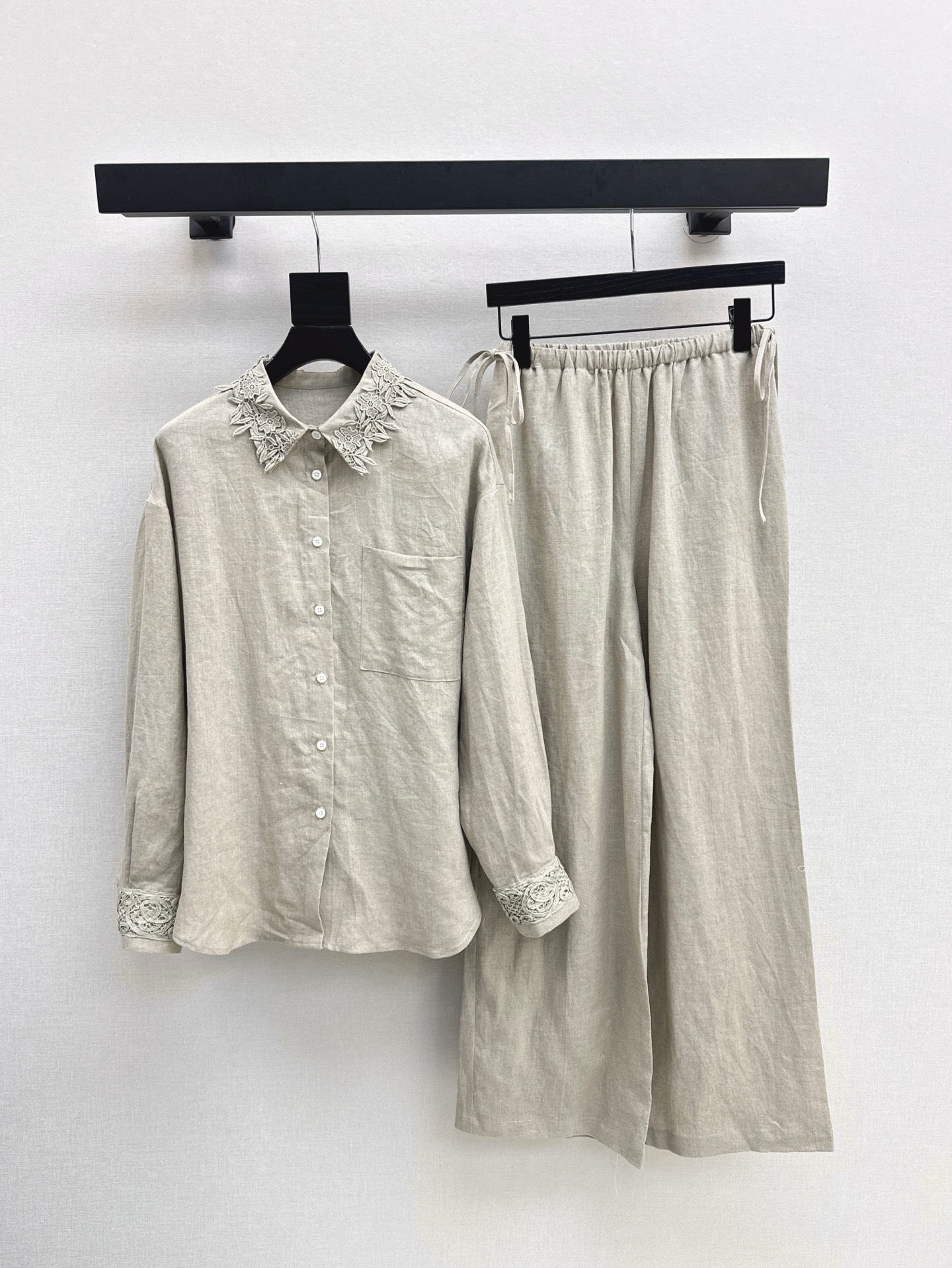 NO:317685,Old Qianfeng high-end commuting, super high practical wearability 25Ss————The latest spring and summer lace collar design linen suit Loose shirt   straight pants Use high-weight pure linen fabric, super good texture, very high-end, a true old Qianfeng style, you can be used for daily parties or commuting, lazy and casual and vacation-like, shirt collar and cuffs are decorated with lace, trousers on both sides of the pants, a strong sense of smml, Shirts, alexander wang19860909老钱风高阶通勤 实穿性超高 25Ss————春夏最新款蕾丝花边领子设计亚麻套装 宽松衬衫 直筒裤 采用了高克重的纯亚麻面料 质感超好 非常高级 妥妥的老钱风 日常聚会或者通勤都可以 慵懒休闲又有度假感 衬衫领子和袖口采用了蕾丝装饰 裤子双侧有系带设计 很强的造型感 一套出 一色现货发售sml,,shirts,alexander wang,Women's clothing