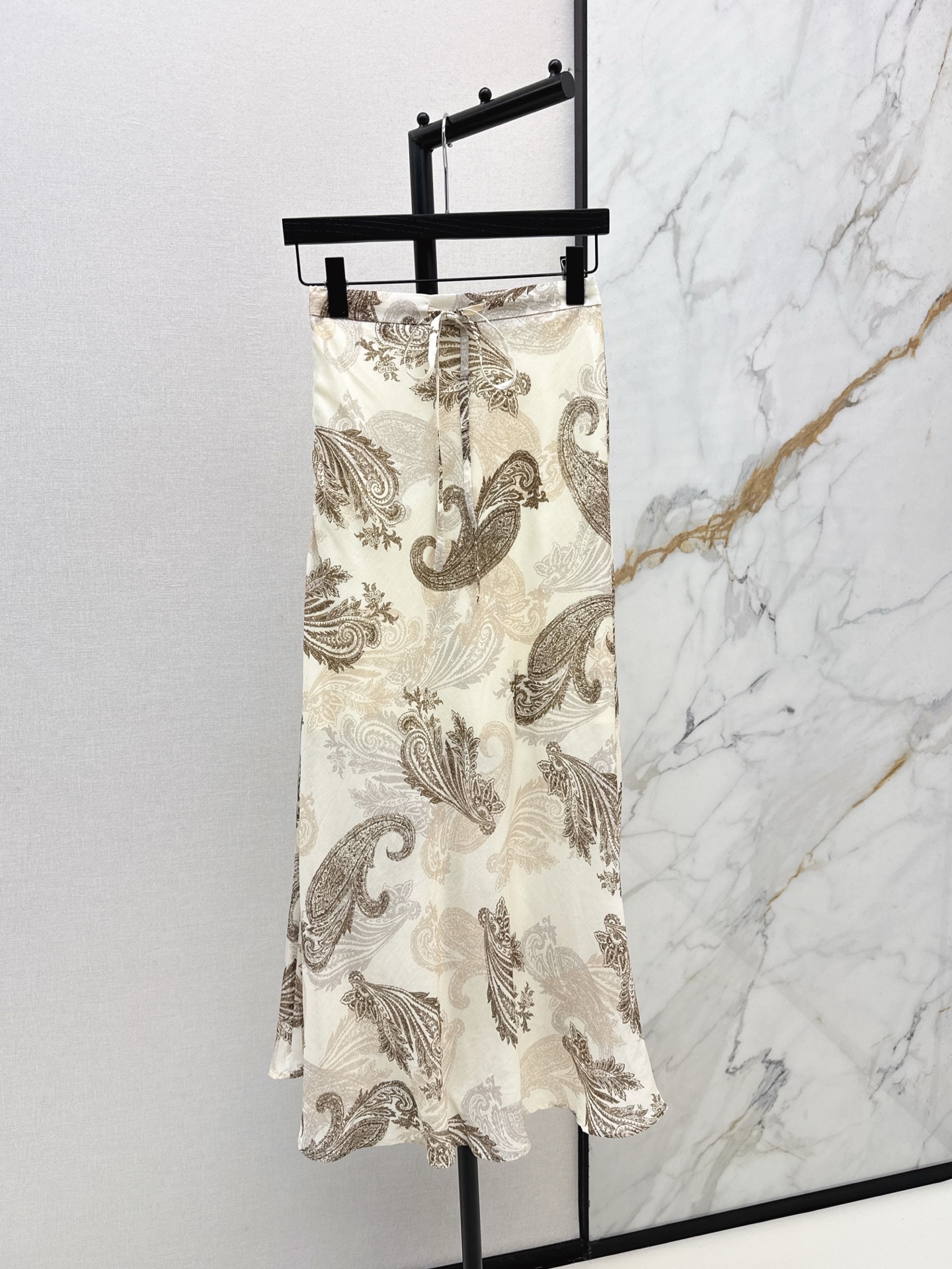 NO:317683,Exclusive model ~ Fashionable niche design 25Ss————The latest cashew floral pattern printed skirt in spring and summer Super beautiful vacation style Daily high-end matching items Very elegant Looks good with a simple T-shirt, versatile and worry-free, the upper body looks very tall, Linen blend fabric One-color spot on sale sml, mido, skirts, tees, t-shirt, alexander wang19860909独家款～ 时髦小众设计 25Ss————春夏最新款腰果花图案印花半裙 超美度假风 日常高阶搭配单品 很显气质 简简单单搭配T恤就很好看 百搭无烦恼 版型上身很显高 亚麻混纺面料 一色现货发售sml,,mido,skirts,tees，t-shirt,alexander wang,Women's clothing