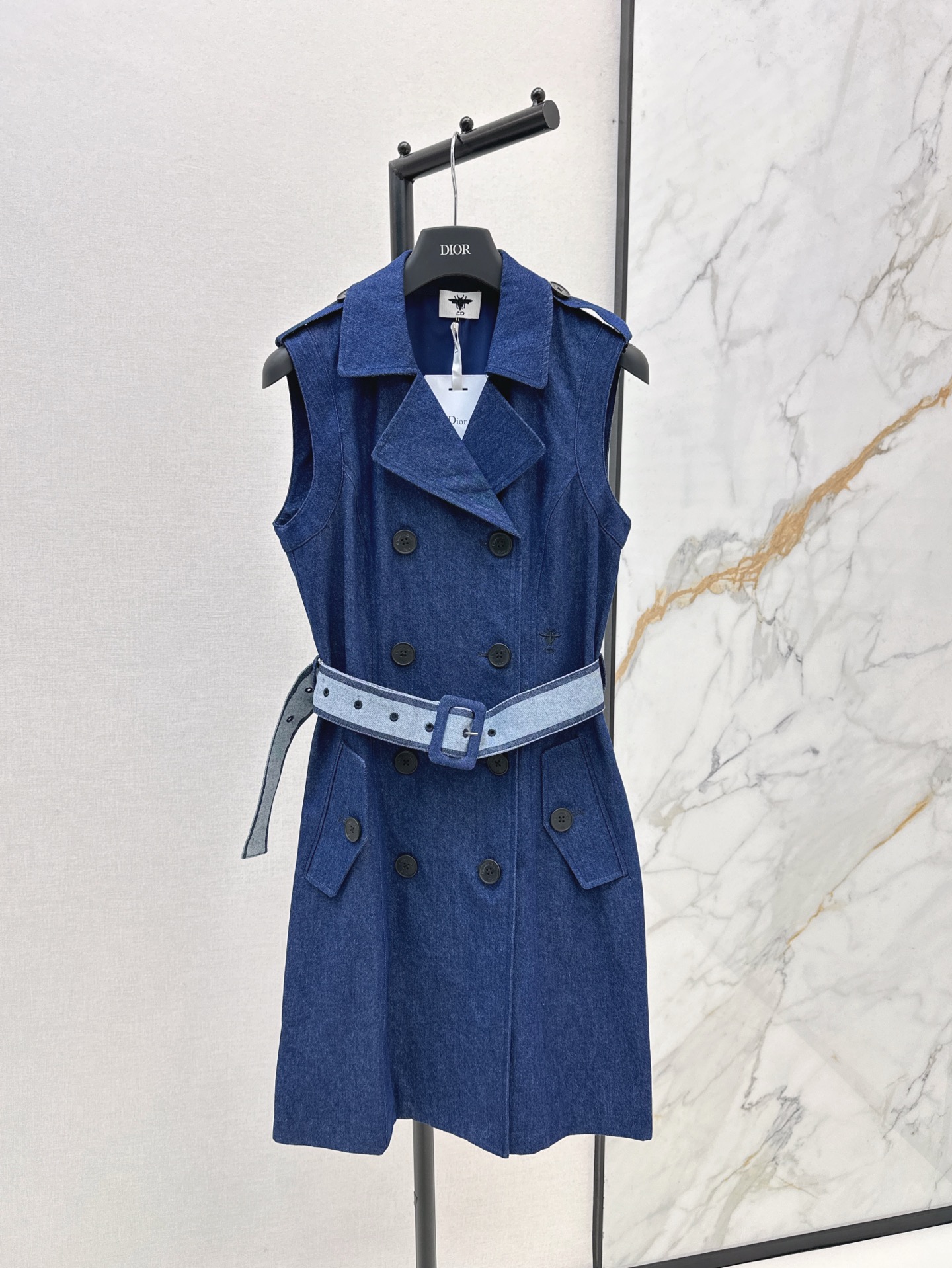 NO:317679,CD 25Ss————The latest spring and summer double-breasted vest dress, cool and stylish, very stylish, very stylish, sleeveless three-dimensional waist-hugging, A-line skirt, obvious slimming effect on the upper body, particularly elegant, full of high-end feel, OK for daily life or commuting, is a model that is not picky and very elegant. It is available in stock sml, skirts, alexander wang19860909CD 25Ss————春夏最新款双排扣设计马甲连衣裙 飒爽有型 很绝的版型 无袖立体收腰 A字裙摆 上身显瘦效果明显 特别显气质 高级感十足不管是日常或者通勤都OK 属于不挑人又很抬气质的款 一色现货发售sml,,skirts,alexander wang,Women's clothing