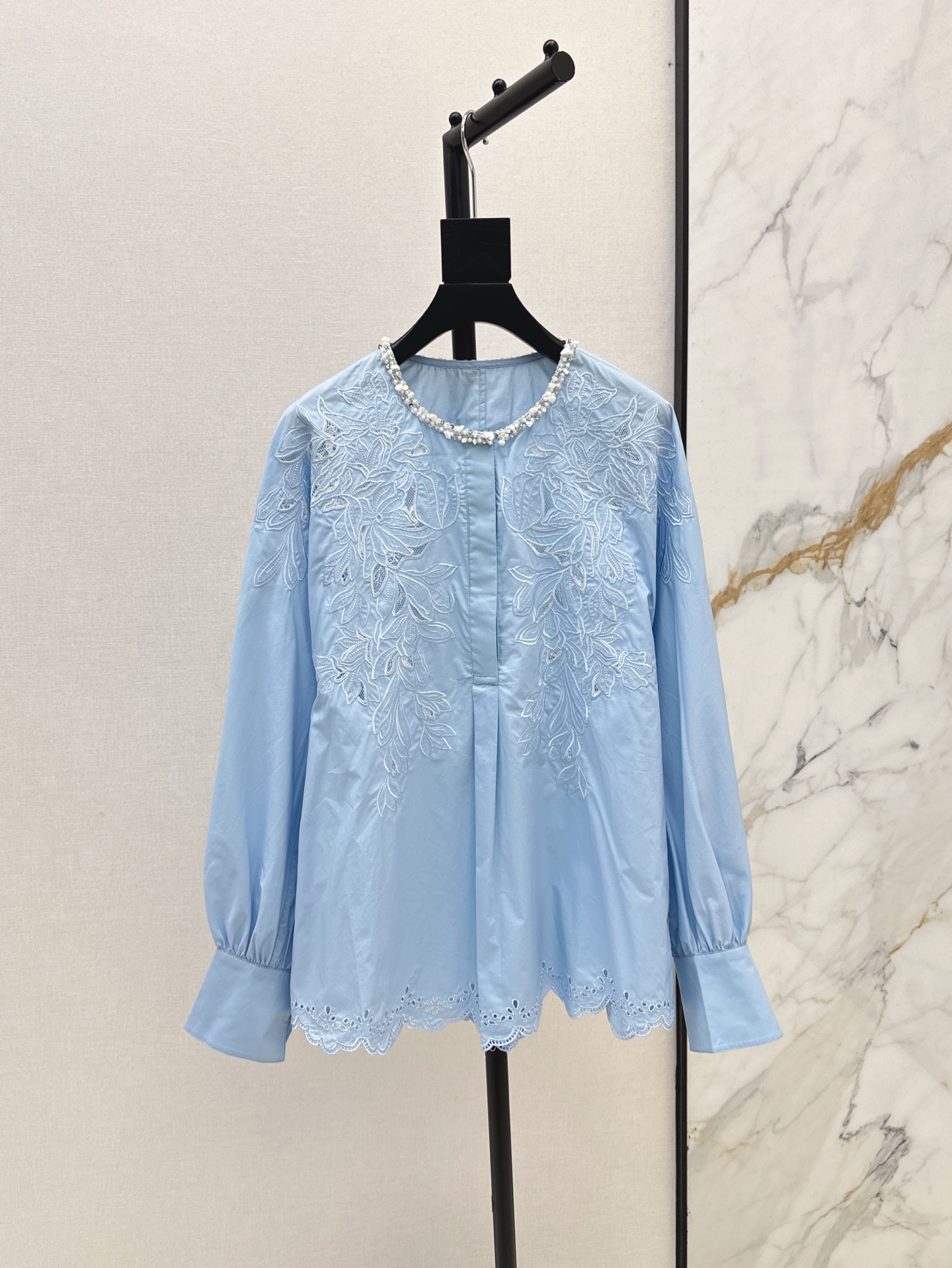 NO:317696,Fashionable niche design 25Ss—————The latest spring and summer embroidered shirt custom lace fabric with poplin cotton material. The texture is draped and comfortable, skin-nourishing and noble. The small stand-alone shirt design of the shoulders is designed to modify the figure. The temperament is soft. The heavy craftsmanship and water-soluble embroidery. The looming texture makes the more sexy and gorgeous. Two colors are available for sale in stock. SML, Shirts, alexander wang19860909时髦小众设计 25Ss————春夏最新款绣花衬衫定制蕾丝面料搭配府绸棉材质 质感垂顺舒适 养肤贵气 落肩小立领衬衫设计 修饰身材 气质柔美 重工艺水溶绣花 若隐若现的质感更显性感华丽 两色现货发售sml,,shirts,alexander wang,Women's clothing