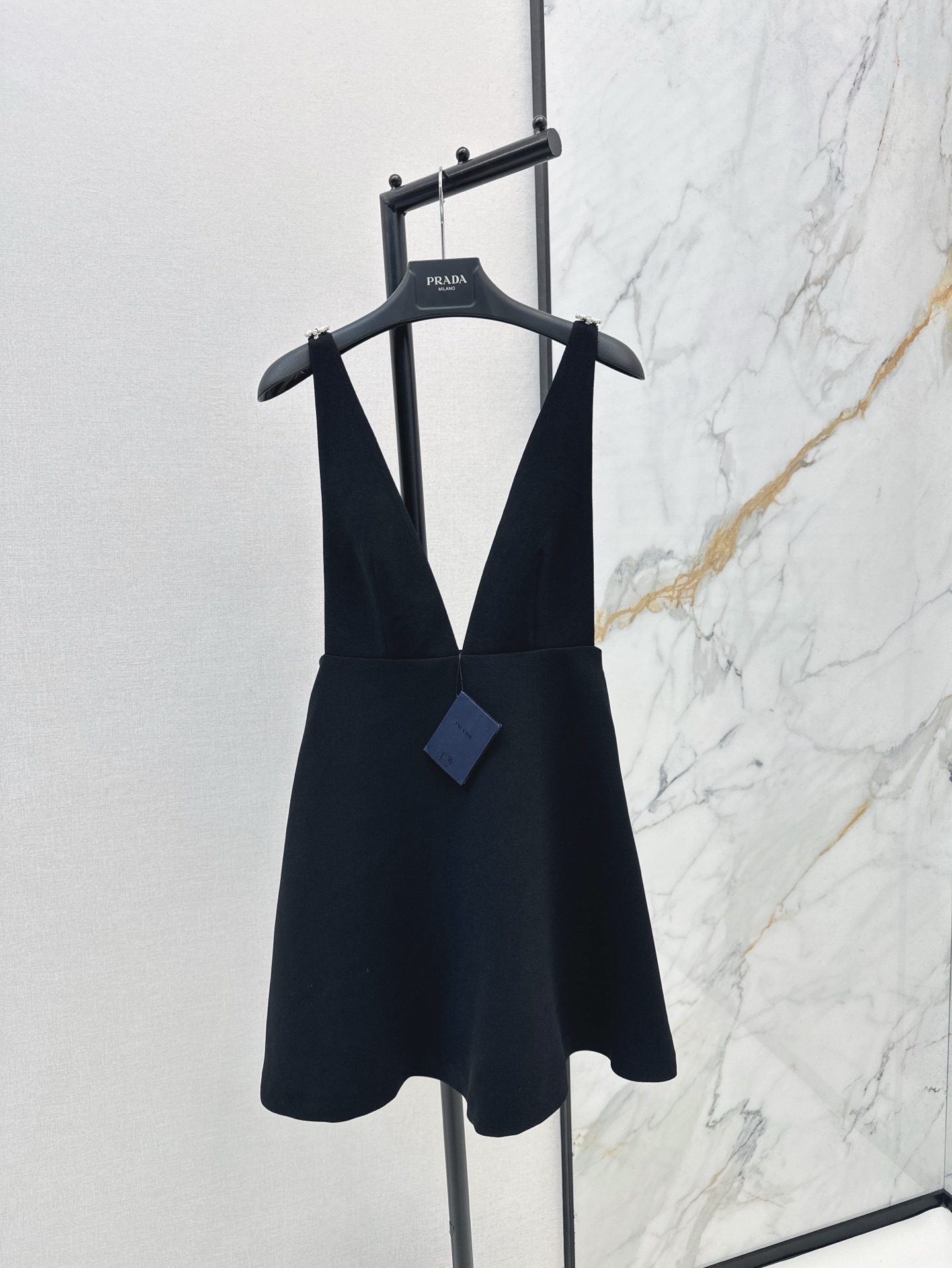 NO:317694,PD 25Ss———The latest beaded strapless suspender dress in spring and summer. Heavy craftsmanship positioning, beaded flowers are full of girlish style. The custom fabric is super texture. The back bow decoration is cute and age-reducing. It easily creates a sweet atmosphere. The imitation crystal suspender black skirt is really dazzling. One color is available for sale in stock. SML, skirts, alexander wang19860909PD 25Ss———春夏最新款钉珠抹胸吊带连衣裙 重工艺定位钉珠花朵少女风十足 定制面料质感超赞 后背蝴蝶结装饰可爱又减龄 轻松打造出甜美气息 仿水晶吊带小黑裙真的太璀璨夺目啦 一色现货发售sml,,skirts,alexander wang,Women's clothing