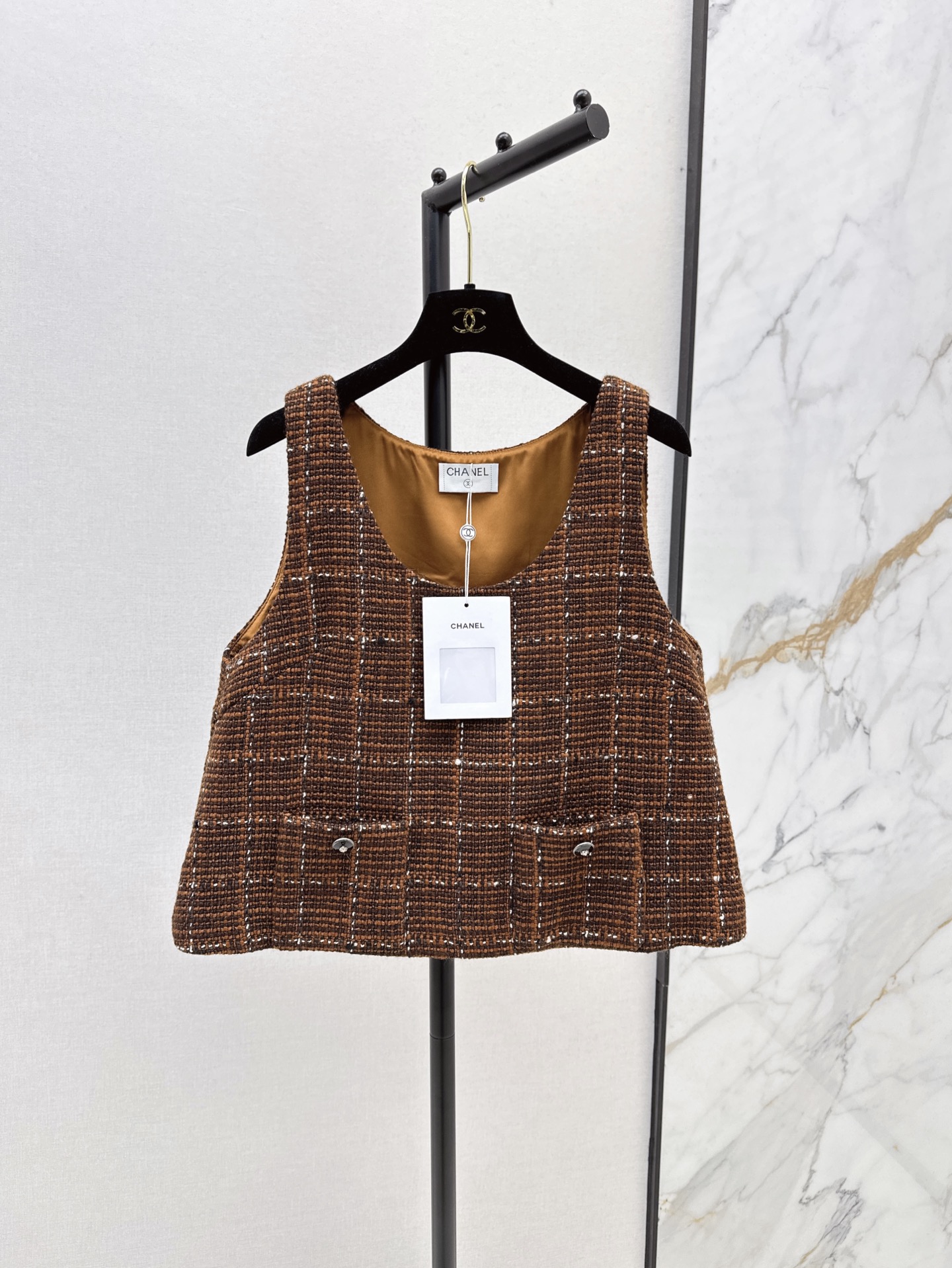 NO:317652,Layered fashionable feeling C home 25Ss———The latest spring and summer wool vest layering is too necessary. Fashionable essence. Customized braided fabric with retro buttons. Retro fashionable. Temperament items. SML on sale in stock, Chanel, alexander wang19860909叠穿时髦感 C家 25Ss———春夏最新款粗呢马甲叠穿太需要了 时髦精必备 定制编织面料搭配复古的扣子 复古时髦 气质单品 一色现货发售sml,,chanel,alexander wang,Women's clothing