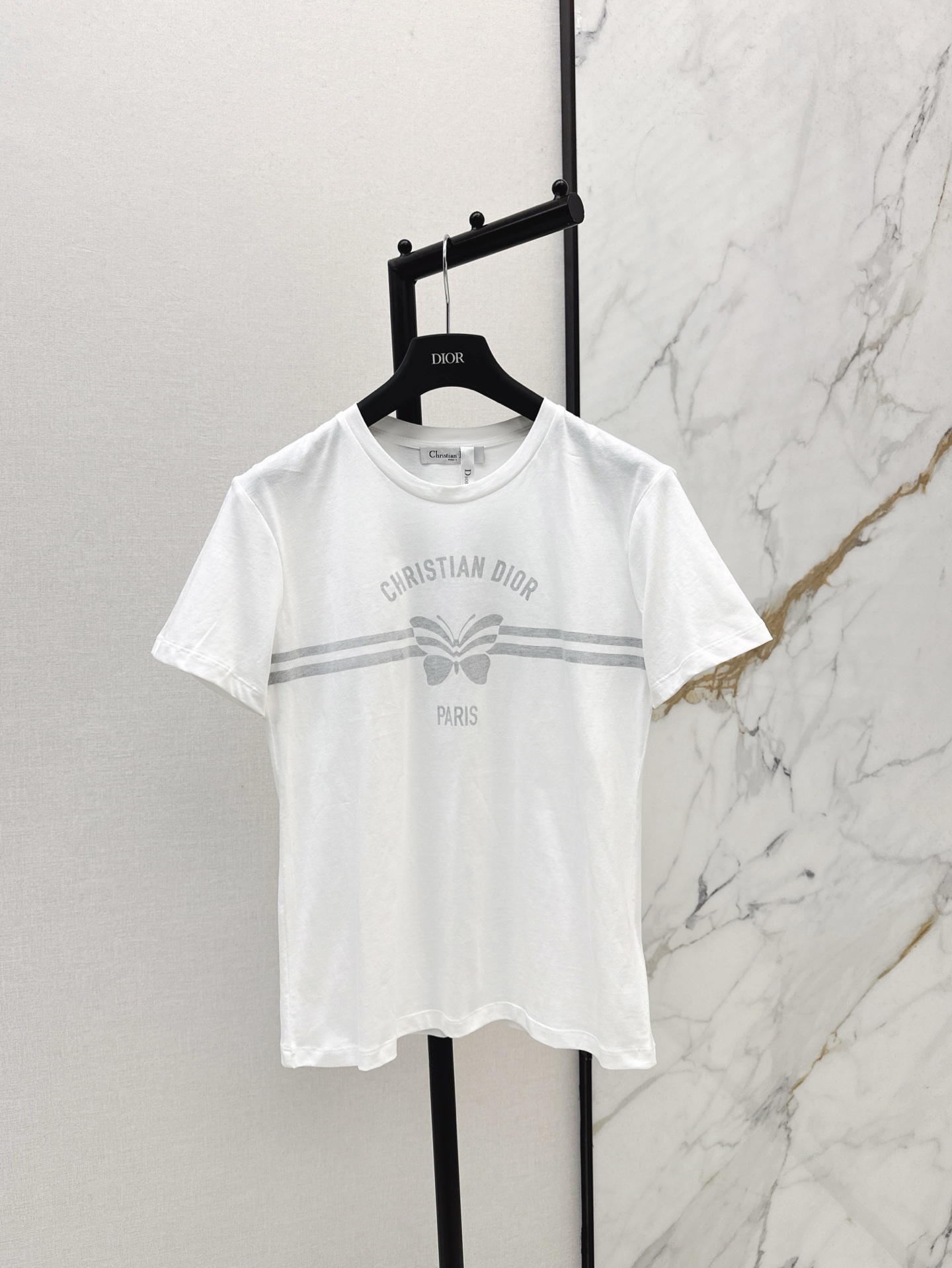 NO:317688,CD 25Ss————The latest exquisite bow pattern short-sleeved T-shirt in spring and summer. Pure cotton fabric texture, comfortable and breathable upper body. It looks good when paired with jeans and skirts. It can be used for daily travel or commuting. Classic and fashionable and advanced style. It is not picky about people and looks huge and slim. It is highly recommended to have casual temperament items. It is available in stock. SML, skirts, jeans, T-shirt, tees, t-shirt, alexander wang19860909CD 25Ss————春夏最新款精致蝴蝶结图案短袖T恤 纯棉面料质感上身舒适透气 随意搭配牛仔裤半裙都好看 日常出门或通勤都可以 经典时髦又高级 版型不挑人上身巨显瘦 强烈推荐休闲气质单品 一色现货发售sml,,skirts,jeans,T-shirt,tees，t-shirt,alexander wang,Women's clothing