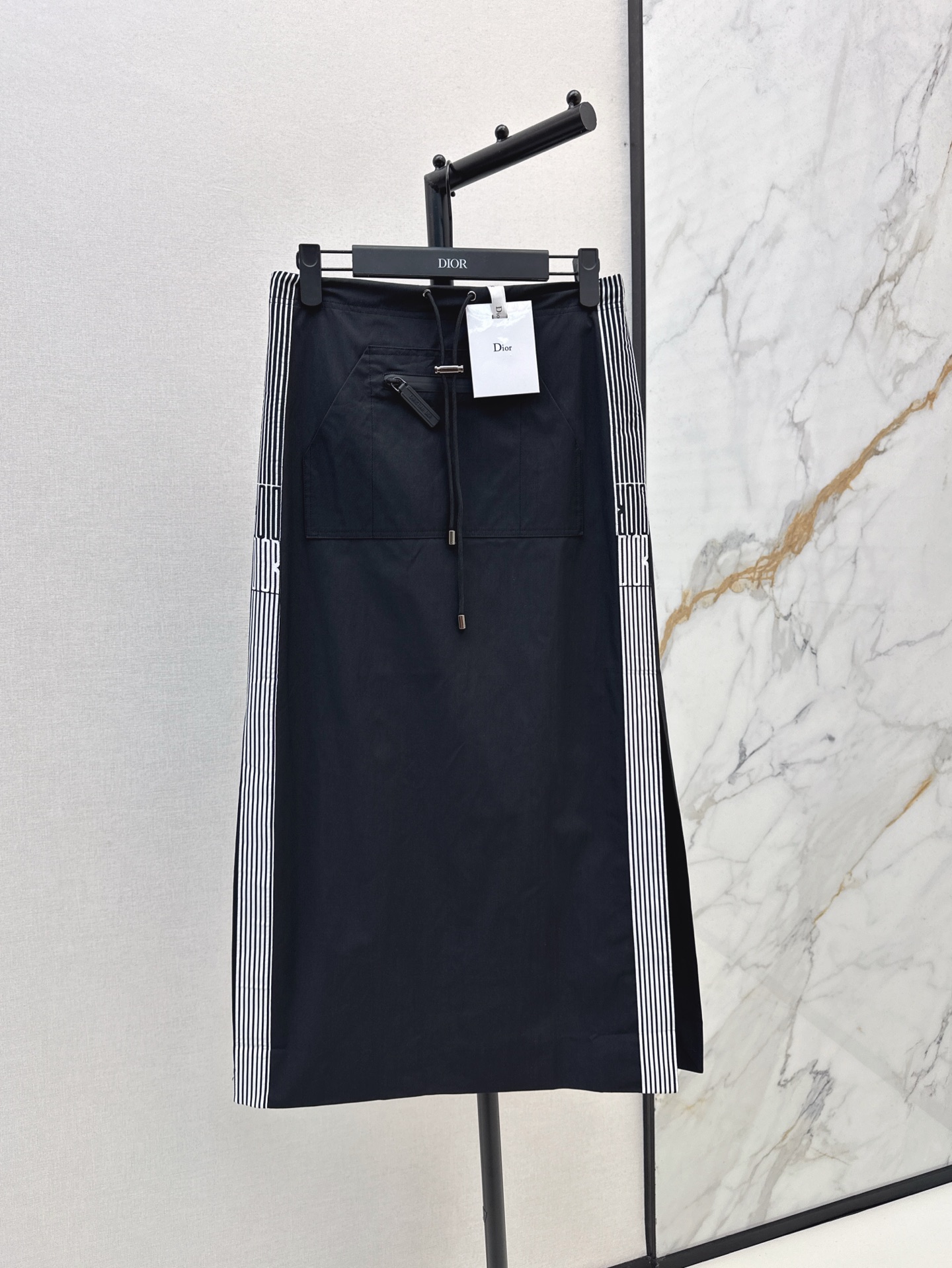 NO:317686,CD 25Ss————The latest classic mid-high waist straight skirt in spring and summer. Pear-shaped body outfit Tiancai. Double-sided colored letter webbing splicing design. Full of details. Customized charge nylon fabric has excellent texture. Low-key and luxurious design. Highly recommended. One-color spot sale sml, skirts, alexander wang19860909CD 25Ss————春夏最新款经典中高腰直筒半裙 梨形身材的穿搭天菜 双侧色织字母织带拼接设计 细节感满满 定制冲锋尼龙面料质感超赞 低调奢华设计感超赞 强烈推荐自留款 一色现货发售sml,,skirts,alexander wang,Women's clothing