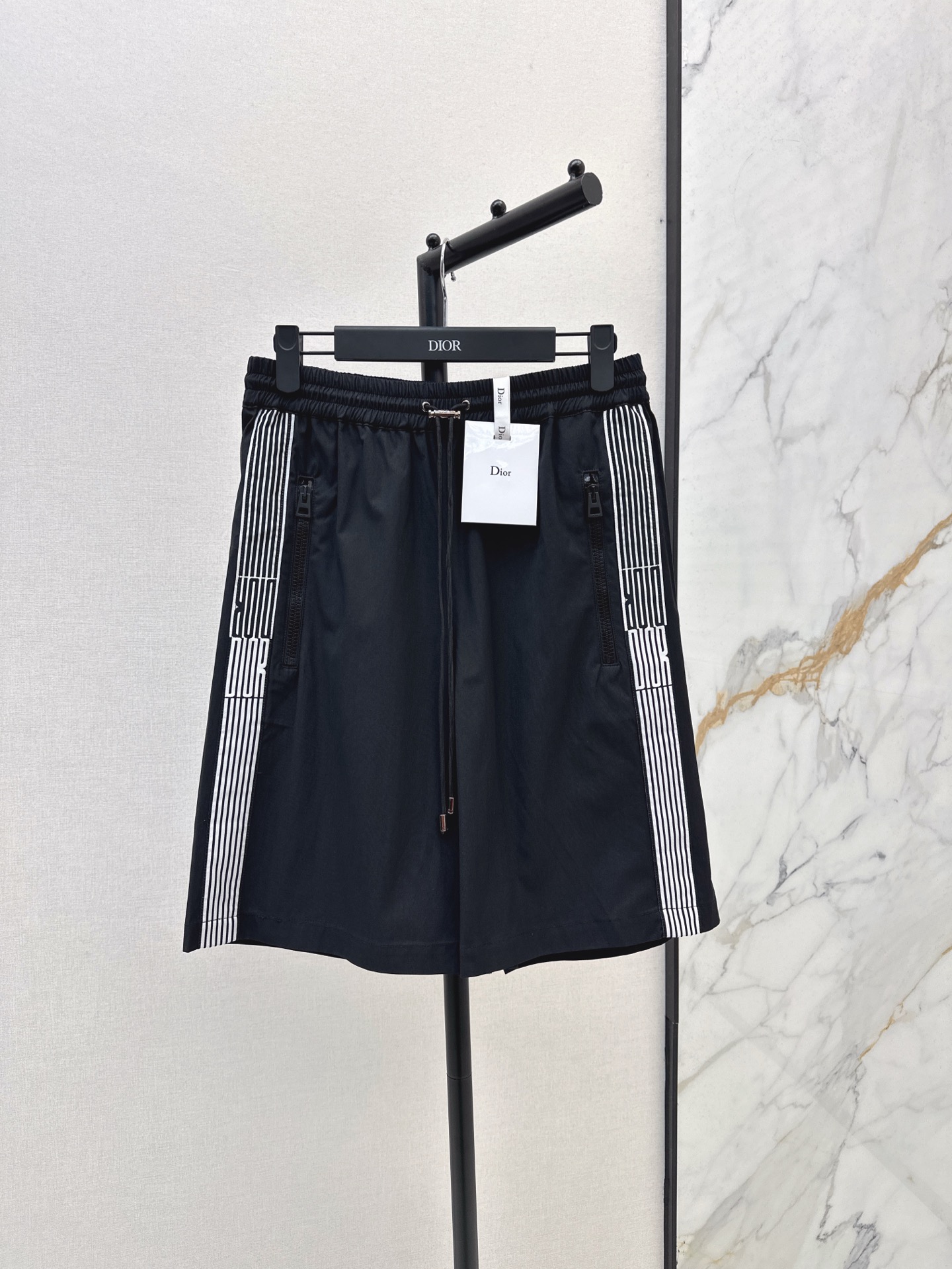 NO:317684,CD 25Ss————The latest classic mid-high waist straight-leg 5-point pants in spring and summer. Pear-shaped body outfits. Double-sided colored letters and webbing splicing design. Full of details. Customized charge nylon fabric has excellent texture. Low-key and luxurious design. Highly recommended private models. One-color spot-on sml, alexander wang19860909CD 25Ss————春夏最新款经典中高腰直筒五分裤 梨形身材的穿搭天菜 双侧色织字母织带拼接设计 细节感满满 定制冲锋尼龙面料质感超赞 低调奢华设计感超赞 强烈推荐自留款 一色现货发售sml,,alexander wang,Women's clothing