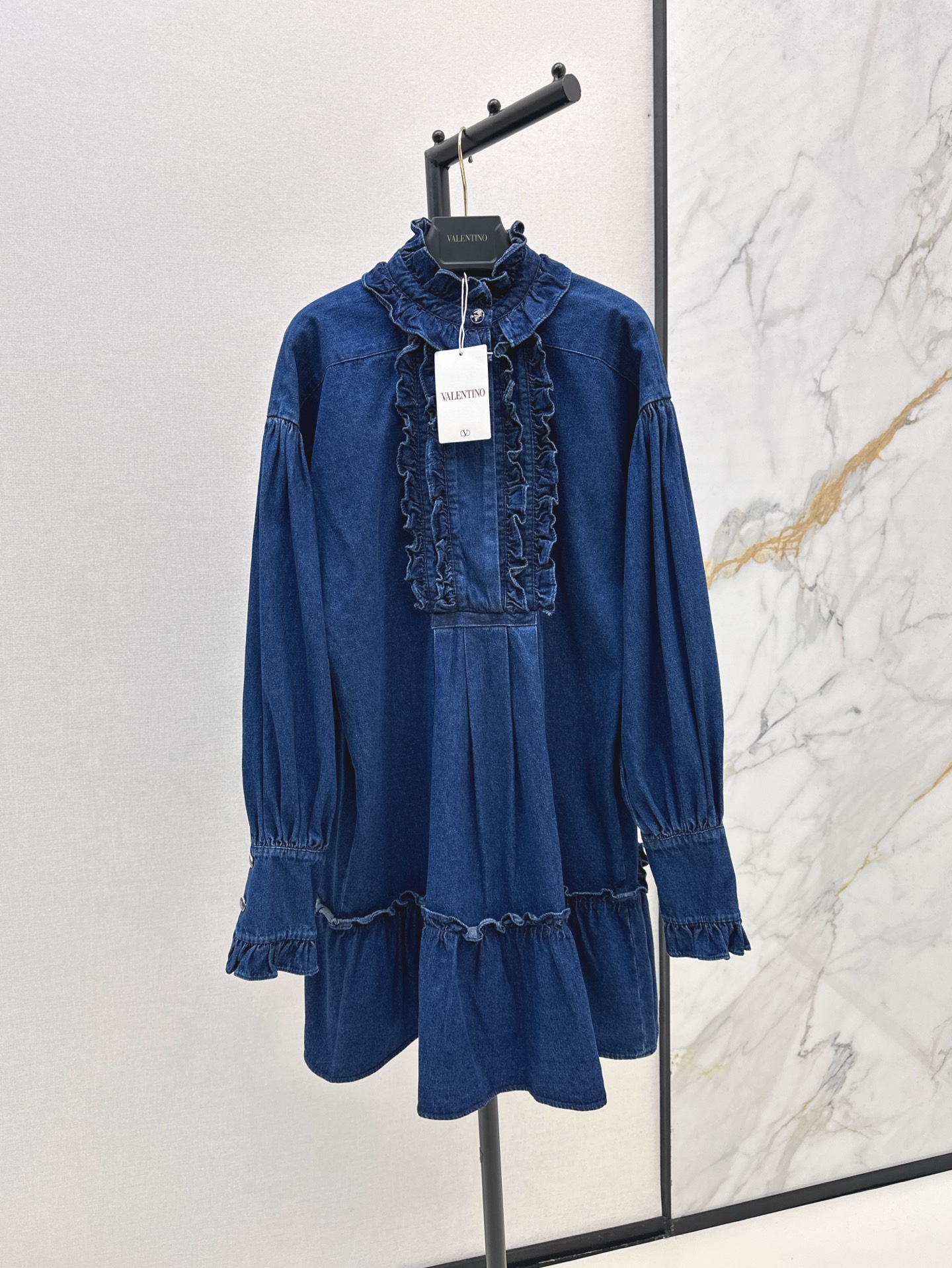 NO:317674,VLTN 25Ss————The latest spring and summer puff sleeve lotus leaf sling dress custom Danny denim washing fabric, retro palace style pressed lace craft, temperament open-clad small standing collar, loose A-shaped style makes you look slim and tall, fully positioned lace, age-reducing girlish temperament, upper body so beautiful that she has no friends!  Customized oil-dripping metal buckle comes with elegant and gorgeous feeling. SML is available in stock, skirts, alexander wang19860909VLTN 25Ss————春夏最新款泡泡袖荷叶摆连衣裙定制丹尼牛仔洗水面料 复古宫廷风压褶花边工艺 气质开襟式小立领 宽松A字版型显瘦又高挑 全定位花边 减龄少女气质上身美到没朋友！定制滴油金属扣自带优雅华丽感 一色现货发售sml,,skirts,alexander wang,Women's clothing