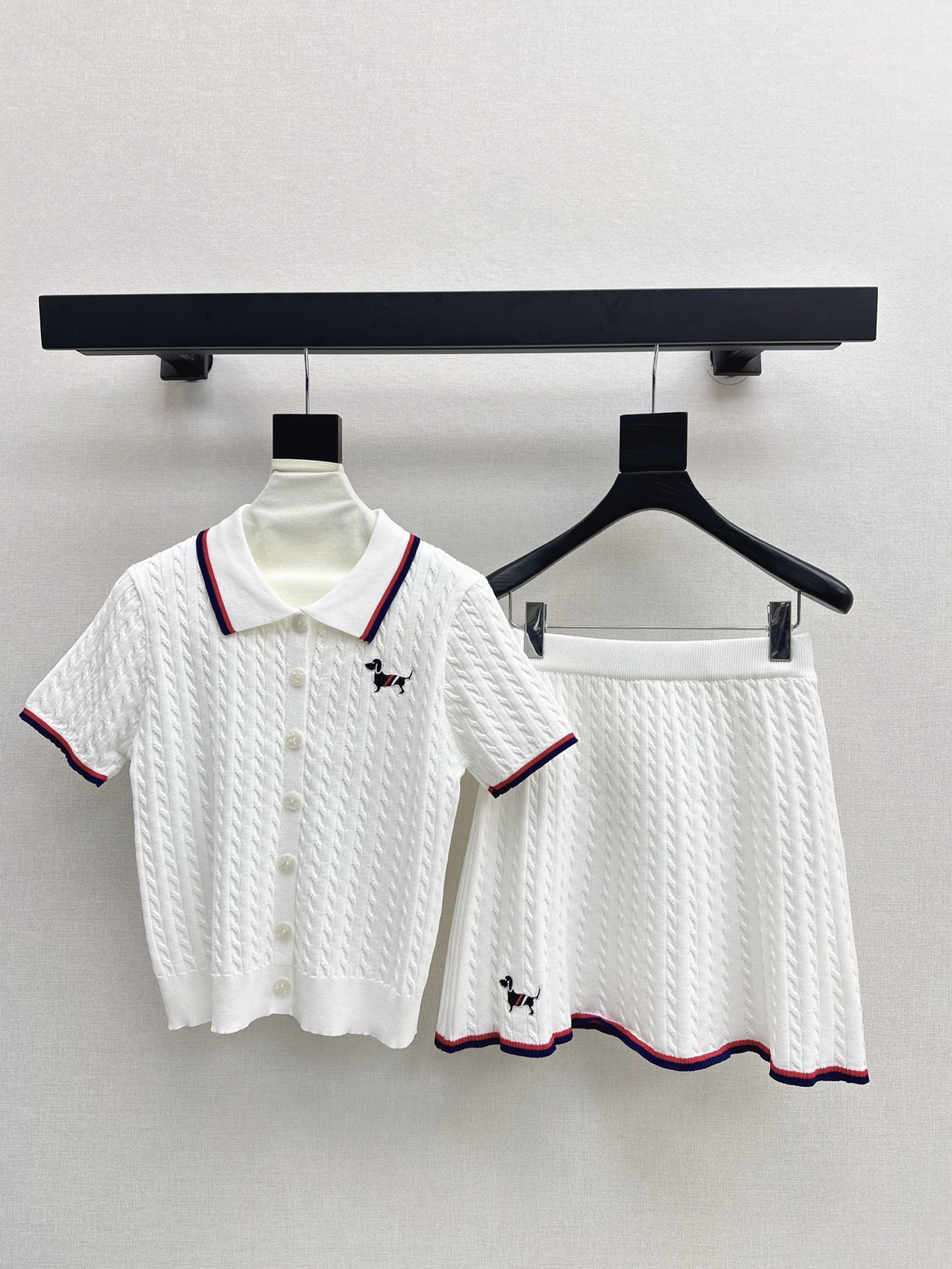 NO:317668,TB 25Ss———The latest knitted suit for early spring, short polo sweater   skirt, exquisite beauty, overall feeling, simple and atmospheric, impeccable color and style, a must-have set for lazy people, looks good no matter how you match the fabric is unique, custom knitted fabric, details are very good, one set is out, two colors are on sale in stock, skirts, alexander wang19860909TB 25Ss———早春最新款针织套装小短款polo针织衫 半裙 精致美感 整体给人感觉特别的简约大气 颜色跟版型都无可挑剔 懒人必备一套怎么搭都好看 面料质感一绝 采用的是定制针织面料 细节很到位 一套出 两色现货发售sml,,skirts,alexander wang,Women's clothing