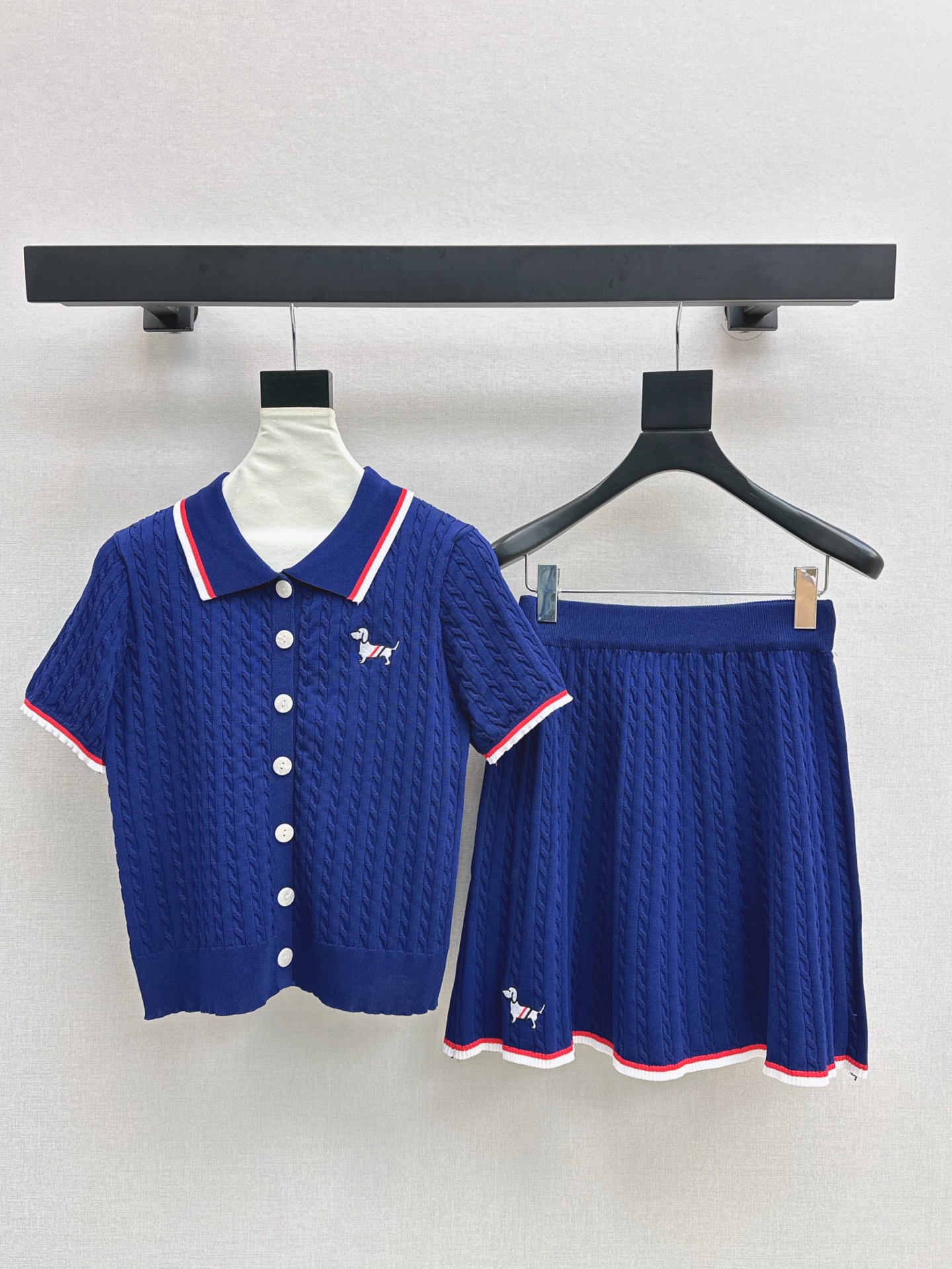 NO:317665,TB 25Ss———The latest knitted suit for early spring, short polo sweater   skirt, exquisite beauty, overall feeling, simple and atmospheric, impeccable color and style, a must-have set for lazy people, looks good no matter how you match the fabric is unique, custom knitted fabric, details are very good, one set is out, two colors are on sale in stock, skirts, alexander wang19860909TB 25Ss———早春最新款针织套装小短款polo针织衫 半裙 精致美感 整体给人感觉特别的简约大气 颜色跟版型都无可挑剔 懒人必备一套怎么搭都好看 面料质感一绝 采用的是定制针织面料 细节很到位 一套出 两色现货发售sml,,skirts,alexander wang,Women's clothing