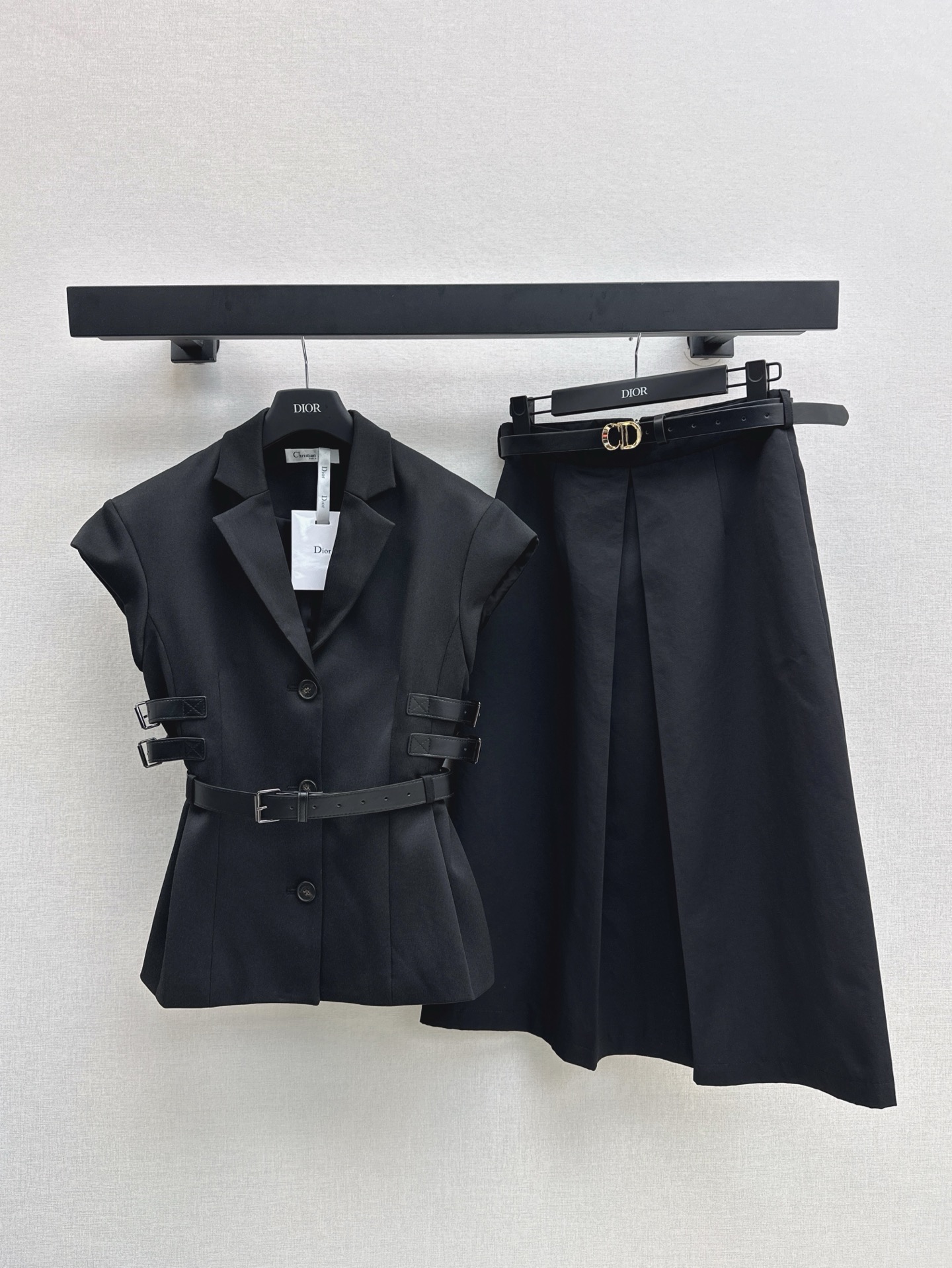 NO:317676,Elegant temperament CD 25Ss————The latest spring and summer roll-off sleeves short jacket to get rid of the dullness, belts on both sides decorate the buckles to modify the body shape, match the waist buttons to adjust the body proportions, the upper body is capable and elegant, the goddess of aura, easy to control the commuting outfit, recommended a set of matching, one color is available for sale in stock, sml, jackets & coats, business suit, alexander wang19860909优雅气质 CD 25Ss————春夏最新款落肩袖西装短外套摆脱沉闷 两边皮带装饰扣带 修饰身形 搭配腰间纽扣可调整身材比例 上身干练优雅气场女神 通勤穿搭轻松驾驭 推荐一套搭配 一色现货发售sml,,jackets & coats,business suit,alexander wang,Women's clothing