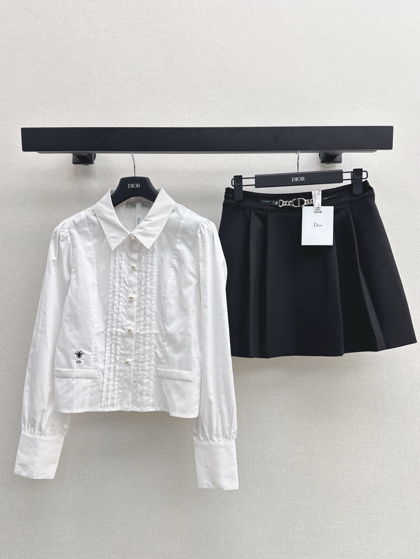 NO:317670,Recommended single models CD 25Ss————The latest bee embroidered small short shirt in spring and summer. A must-have item for everyday high-value appearance. It is visually modified with shoulder lines and is also very hidden. The upper body is very stylish. The short style is very high in visual sense. The cut of the small and short style is very high. The one-color sml is available in stock, Shirts, alexander wang19860909爆单款推荐 CD 25Ss————春夏最新蜜蜂刺绣装饰小短款衬衫 日常高颜值出街必备单品 在视觉感上修饰肩线 同时又很藏肉 上身很有范 小短款版型剪裁视觉感上非常显高 一色现货发售sml,,shirts,alexander wang,Women's clothing