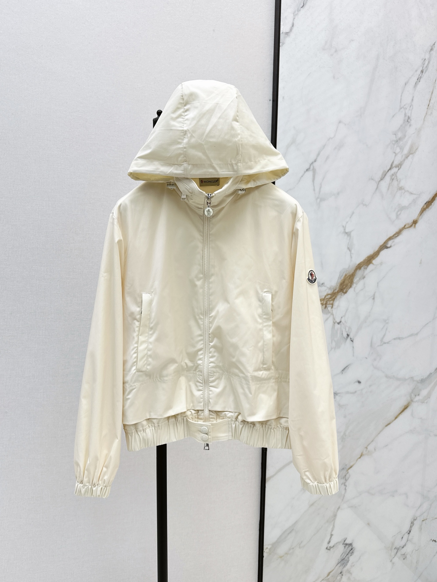 NO:317664,MC 25Ss————The latest fake two-piece design armband sunscreen jacket for spring and summer. Imported nylon fabric is light and comfortable. Original custom logo hardware accessories. Easy to interpret the fashionable and casual high-end feeling. The zipper hooded version is not picky at all. It is very stylish when wearing it. Both colors are very durable. Daily sunscreen smills are sold in one color. 9.,,jackets & coats,hats,alexander wang19860909MC 25Ss————春夏最新款假两件设计袖标防晒外套 进口尼龙面料轻盈舒适 原版定制logo五金配件 轻松演绎时髦随性的高级感 拉链连帽版型完全不挑人 实穿很有范 两个颜色都非常耐看 日常防晒凹造型一举两得 一色现货发售sml 9.,,jackets & coats,hats,alexander wang,Women's clothing