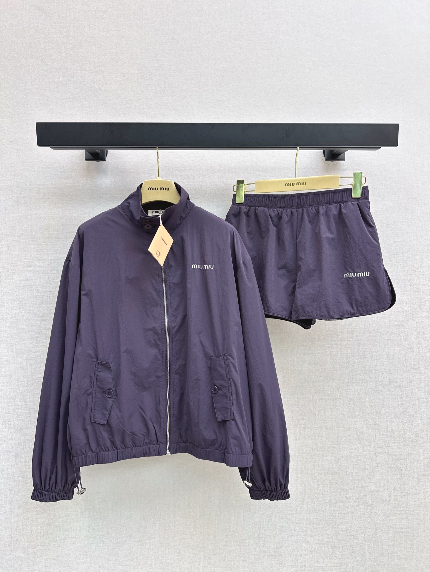 NO:317661,Fashionable and stylish~ Miu 25Ss————The latest casual sunscreen windbreaker suit stand-up jacket jacket   shorts in spring and summer. It is really the birth of a cool girl. It is too grass. The silhouette is wide and loose, which covers the flesh. Casual and stylish. Daily outing is the focus. Taking photos is very good. The contrasting color design is very beautiful. A fashionable and fashionable feeling of sm. One set is available in two colors. SML, miumiu, shorts, jackets & coats, jackets & coats, alexander wang19860909时髦有范儿～ Miu 25Ss————春夏最新款休闲防晒风衣套装立领夹克外套 短裤 真的是酷女孩的本命 太种草了 廓形感宽宽松松的非常遮肉 休闲有范 日常出街就是焦点 拍照特别出片 撞色的设计特别好看 时髦洋气的运动感 一套出 两色现货发售sml,,miumiu,shorts,jackets & coats,jackets & coats,alexander wang,Women's clothing