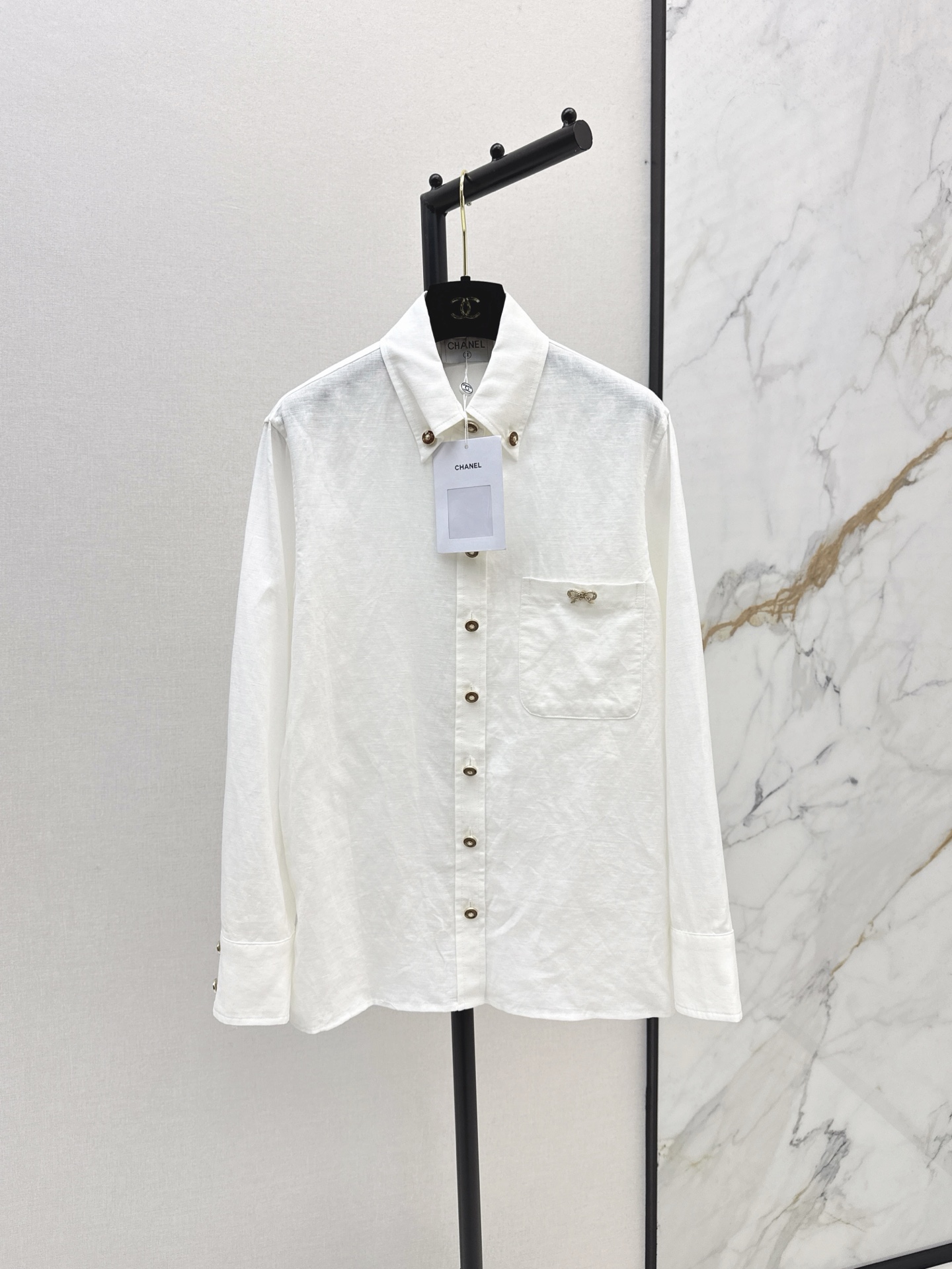 NO:317658,Old Qianfeng high-end commuting C home 25Ss————The latest custom hardware decorative linen shirts in spring and summer are very practical and wearable. They use high-quality pure linen fabrics. The texture is super good. Very high-end. It is a perfect old Qianfeng style. You can be used for daily parties or commuting. Lazy and casual and vacation-like. Recommended versatile items. SML is available in stock, chanel,shirts,alexander wang.19860909老钱风高阶通勤 C家 25Ss————春夏最新款定制五金装饰亚麻衬衫实穿性超高 采用了高克重的纯亚麻面料 质感超好 非常高级 妥妥的老钱风 日常聚会或者通勤都可以 慵懒休闲又有度假感 百搭单品推荐 一色现货发售sml,,chanel,shirts,alexander wang,Women's clothing