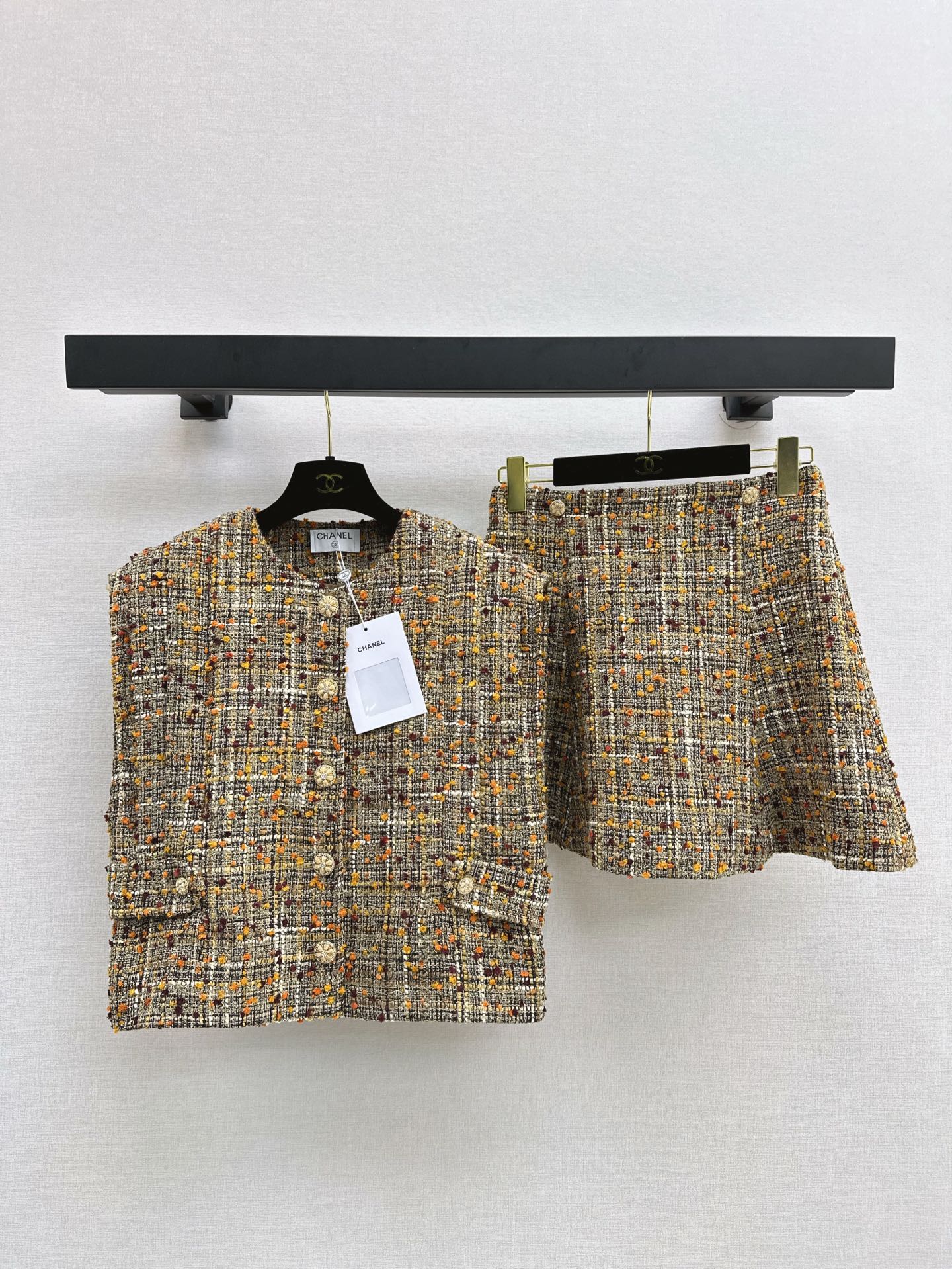 NO:317649,Exclusive model ~ C home 25Ss————The latest spring and summer socialite style thick tweed suit, wide shoulder tailoring vest   high waist skirt, a set that has aura, a set that highlights the perfect figure, a variety of yarn woven tweed fabrics, paired with golden buttons, very high-end, not tacky at all, can also be worn separately, one set, one color is available in stock, sml, chanel, skirts, alexander wang19860909独家款 ～ C家 25Ss————春夏最新款名媛风气质粗呢套装 宽肩剪裁马甲 高腰半裙 敲有气场的一套 凸显完美身材的一套 采用多种纱线编织粗呢面料 搭配金色扣子 很高级 一点也不俗气 还可以分开搭配穿 一套出 一色现货发售sml,,chanel,skirts,alexander wang,Women's clothing