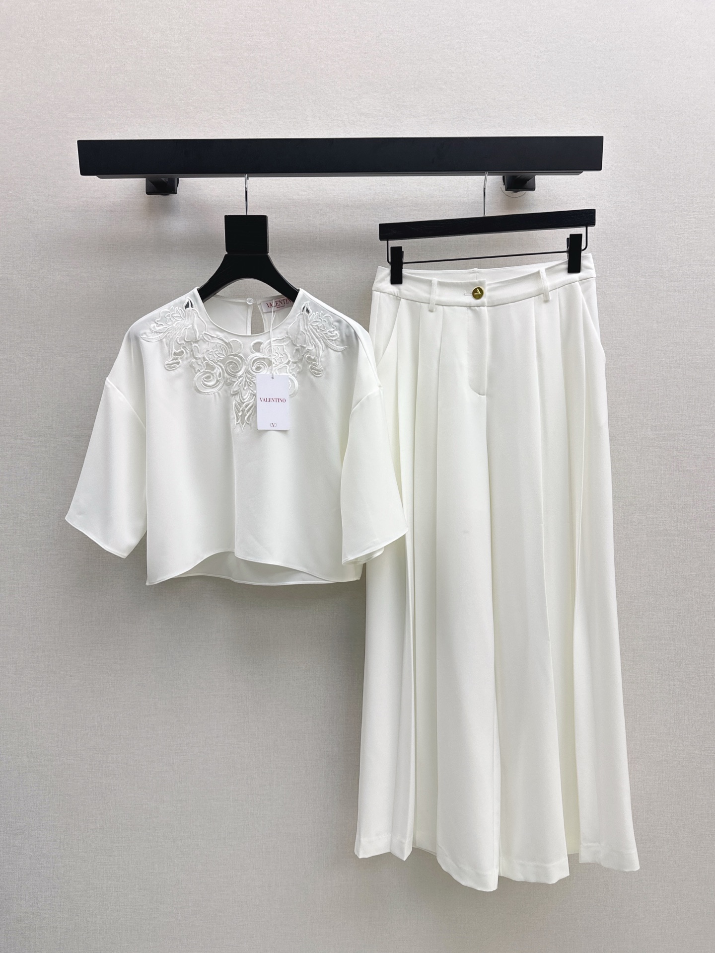 NO:318551,VLTN 25Ss————The latest celebrity temperament suit in early spring, small short embroidered decorative top   straight pants. Fashionable essential items unlock all outfits. Retro, elegant, exquisite and unique versatile items. Classic items are fashionable and advanced. Classic styles are versatile and not picky. One set. Two colors are available in stock. Smlxl, alexander wang.19860909VLTN 25Ss———早春最新款名媛气质套装小短款刺绣装饰上衣 直筒裤 时髦精必备单品解锁所有穿搭 复古优雅精巧别致的百搭单品 经典单品时髦又高级 经典版型百搭不挑人 一套出 两色现货发售smlxl,,alexander wang,Women's clothing