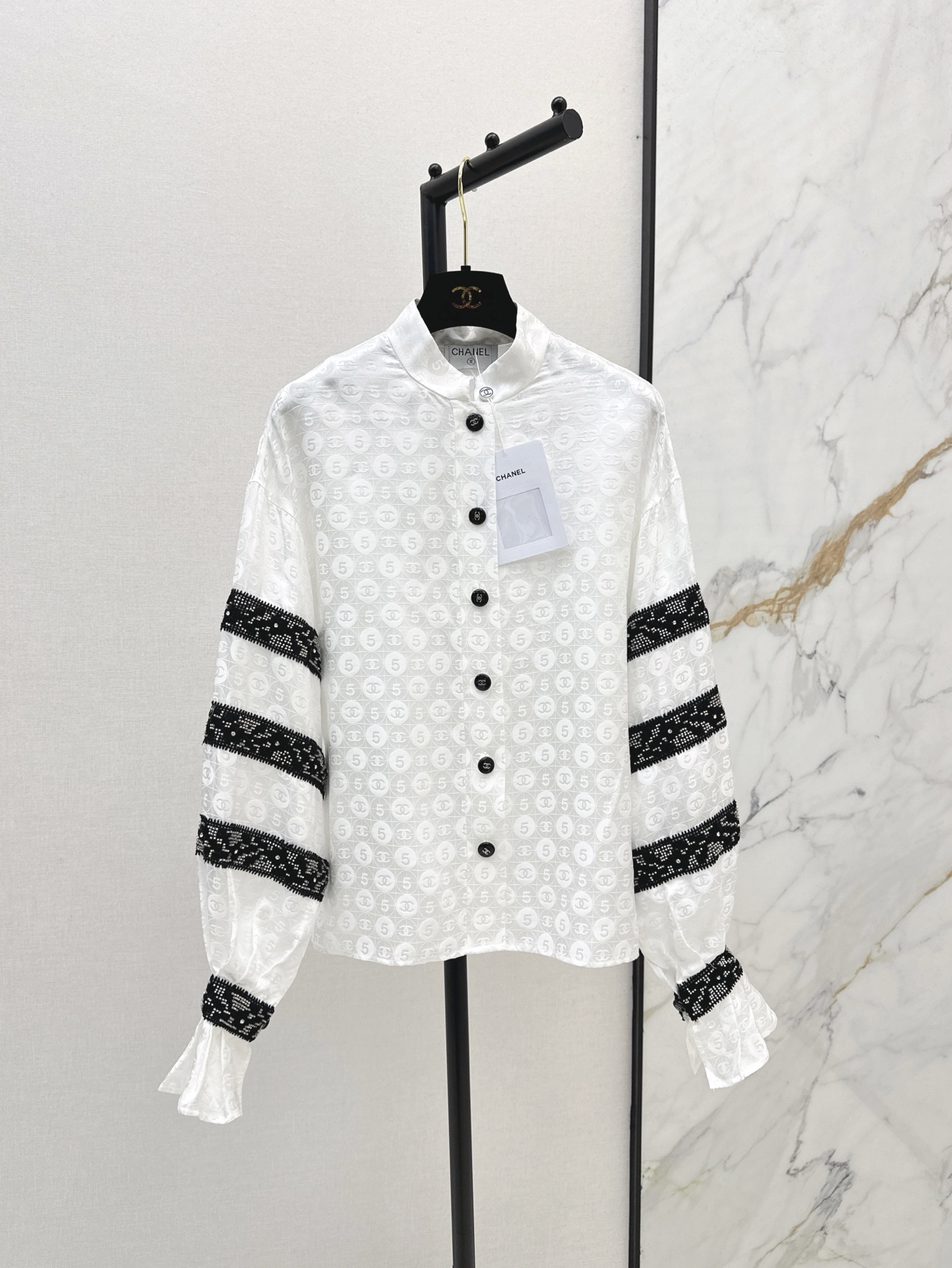 NO:318548,Exclusive model C home 25Ss————The latest spring and summer logo jacquard silk shirt customization 100% silk logo jacquard fabric cuff heavy industry nail bead splicing method very repetitive palace style One color spot sale sml, chanel, real silk, alexander wang19860909独家款 C家 25Ss————春夏最新款logo提花真丝衬衣定制百分百真丝Logo提花面料 袖口重工钉珠拼接做法 非常重复古宫廷风 一色现货发售sml,,chanel,real silk,alexander wang,Women's clothing