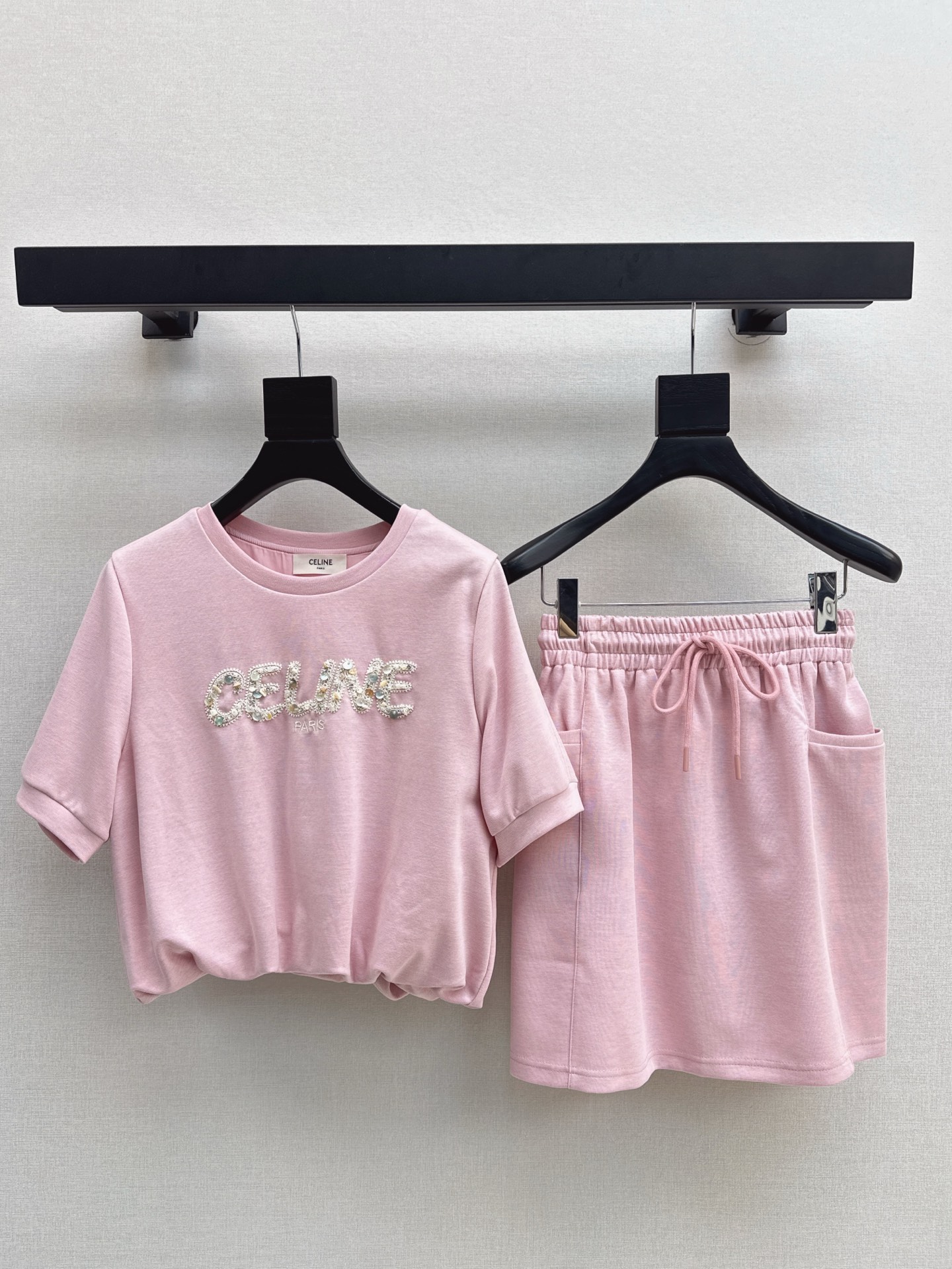 NO:318542,CE 25Ss———The latest spring and summer logo decorative casual set, small short elastic T-shirt   skirt, heavy logo logo embellishes the upper body, handsome and cool, creating casual and comfortable items, loose style and versatile, pure cotton texture and comfortable, a set of four colors for sale in stock, sml, skirts, tees, t-shirt, alexander wang19860909CE 25Ss———春夏最新款logo装饰休闲套装 小短款松紧T恤 半裙 重磅logo标识点缀上身帅气又拉风 打造休闲舒适单品 宽松版型百搭不挑人 纯棉质感舒适 一套出 四色现货发售sml,,skirts,tees，t-shirt,alexander wang,Women's clothing