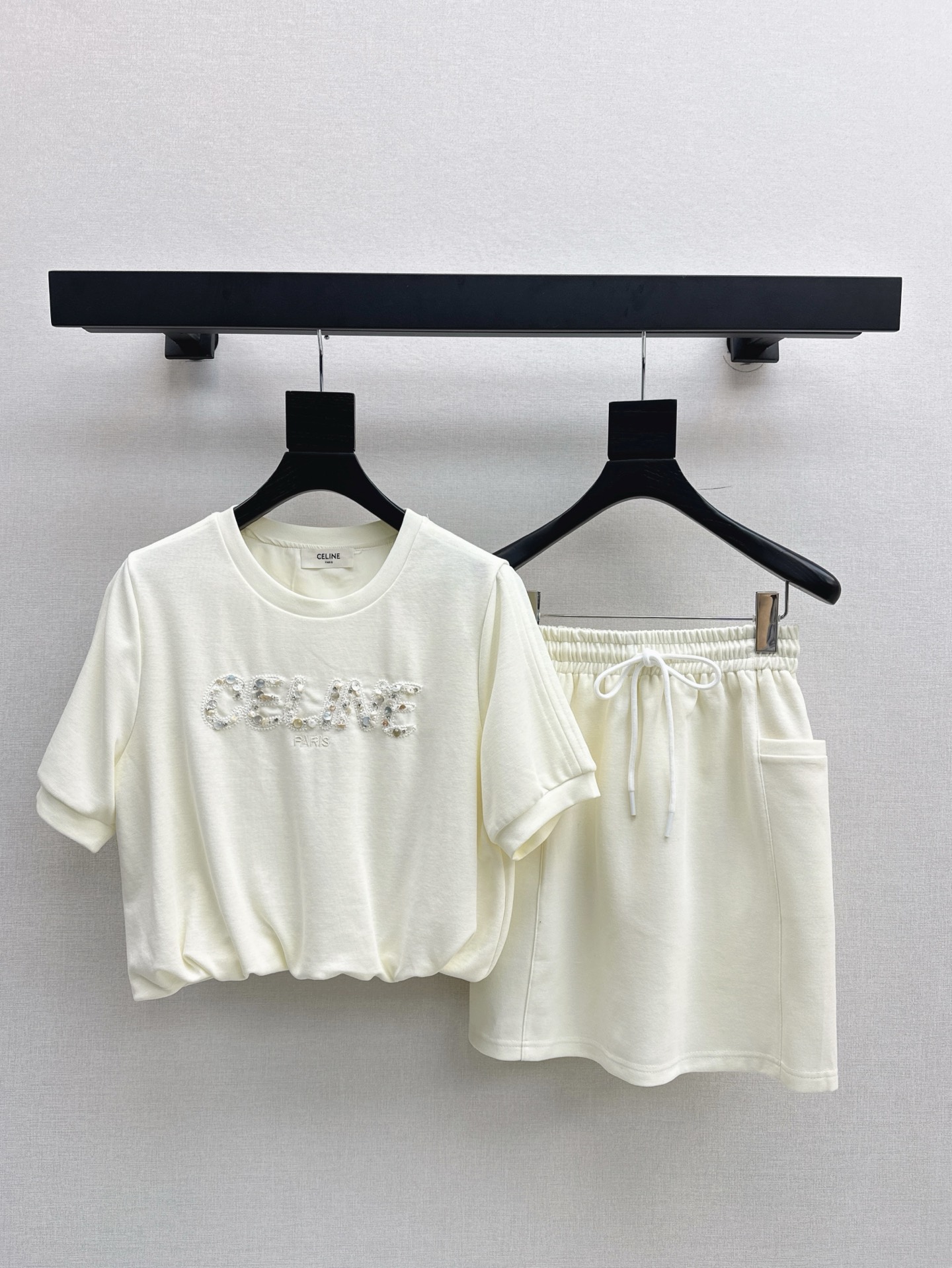 NO:318539,CE 25Ss———The latest spring and summer logo decorative casual set, small short elastic T-shirt   skirt, heavy logo logo embellishes the upper body, handsome and cool, creating casual and comfortable items, loose style and versatile, pure cotton texture and comfortable, a set of four colors for sale in stock, sml, skirts, tees, t-shirt, alexander wang19860909CE 25Ss———春夏最新款logo装饰休闲套装 小短款松紧T恤 半裙 重磅logo标识点缀上身帅气又拉风 打造休闲舒适单品 宽松版型百搭不挑人 纯棉质感舒适 一套出 四色现货发售sml,,skirts,tees，t-shirt,alexander wang,Women's clothing