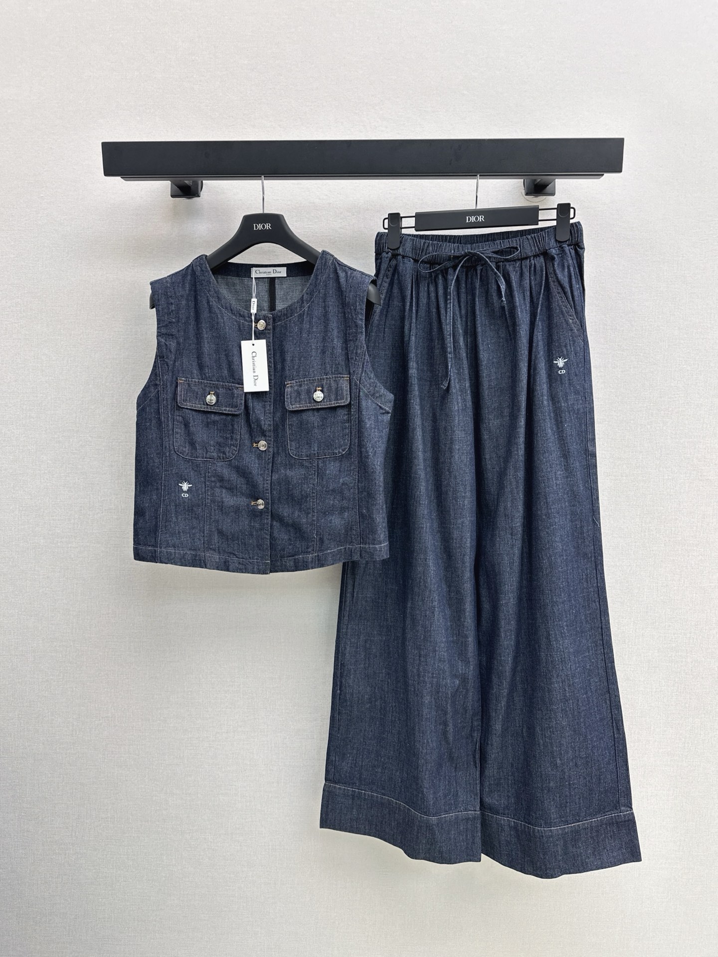 NO:318565,CD 25Ss————The latest trendy denim suit in spring and summer, vest top   elastic waist straight pants, daily casual must-have, a whole set of free and worry-free matches, lazy must-have, a set of top-body looks super good, lengthen the body proportions, huge height, hidden meat paper and piece of man effect, light denim fabric, one set of one color is available for sale in stock, sml, alexander wang19860909CD 25Ss————春夏最新款时髦牛仔套装 马甲上衣 松紧腰直筒裤 日常休闲必备 一整套出街无需烦恼搭配 懒人必备 一套上身超好看 拉长身材比例 巨显高 藏肉纸片人效果 轻薄牛仔面料 一套出 一色现货发售sml,,alexander wang,Women's clothing