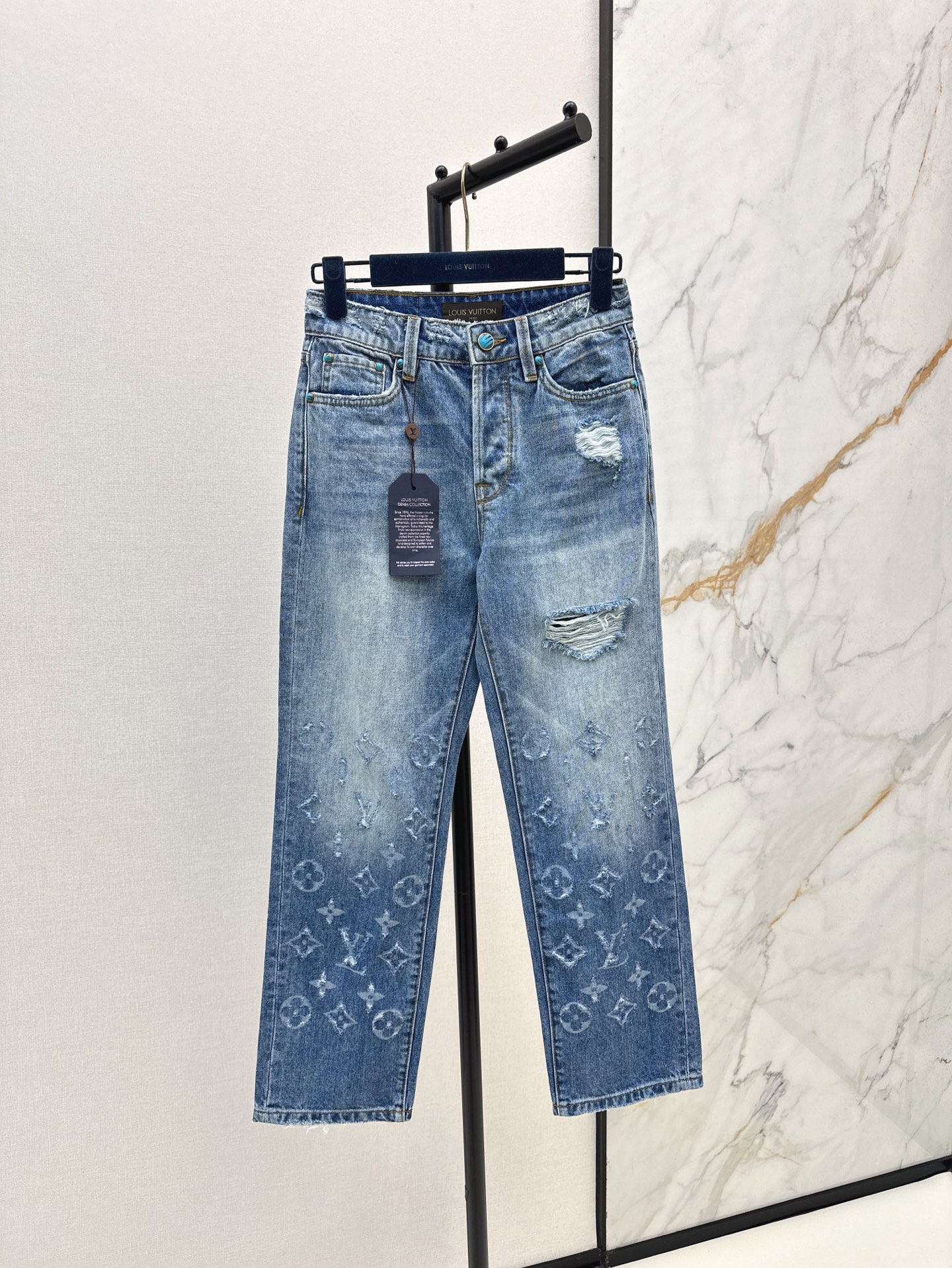 NO:318562,versatile series L family 25Ss———the latest spring and summer logo presbyopia wear-breaking jeans. I want to lose my legs. This is the one that gives you versatile and slimming legs. The whole design is very simple. Exclusive customized leather tag   color buttons. The details are in place. Smlxlxxl,,louis vuitton,jeans,alexander wang19860909百搭款系列 L家 25Ss———春夏最新款logo老花磨破牛仔裤 想要瘦腿就是这一条了 给你百搭又能瘦腿 整个设计很简洁 独家定制的皮牌  彩色纽扣 细节很到位 一色现货发售smlxlxxl,,louis vuitton,jeans,alexander wang,Women's clothing