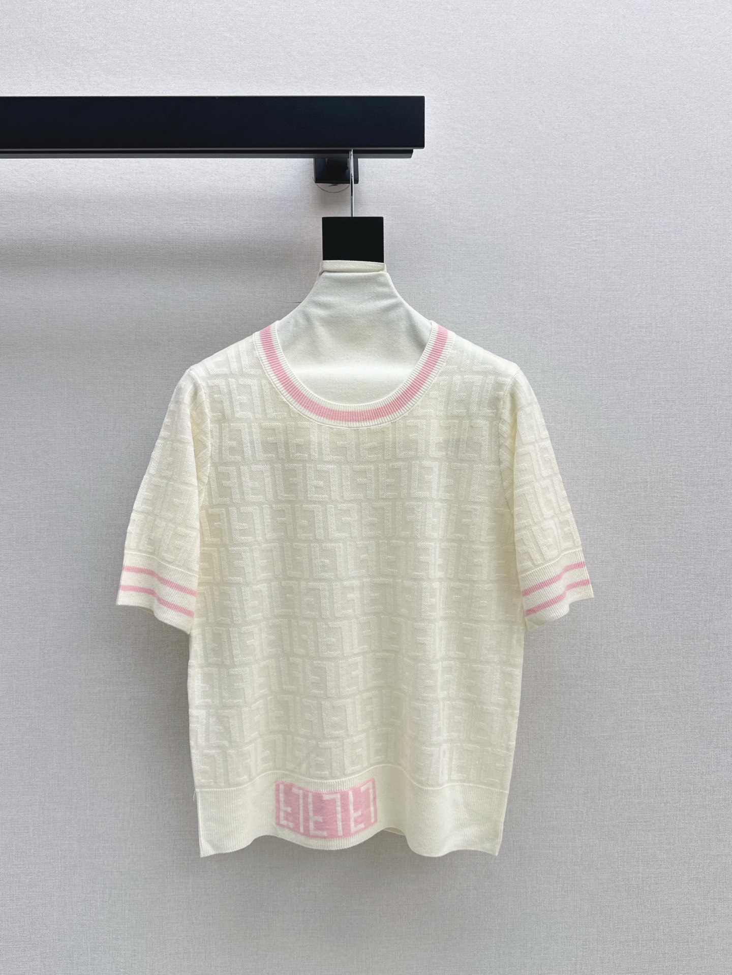 NO:318547,Exclusive first release FD 25Ss———The latest double F knitted sweater imported from spring and summer is awesome, and it is very eye-catching no matter how you match it. Selected imported knitted fabrics have a good feel. Two colors are available for sale in stock, alexander wang19860909独家首发 FD 25Ss———春夏最新款双F提织针织衫进口织机质感超棒 怎么搭配都很吸睛 精选进口针织面料手感很好 两色现货发售sml,,alexander wang,Women's clothing