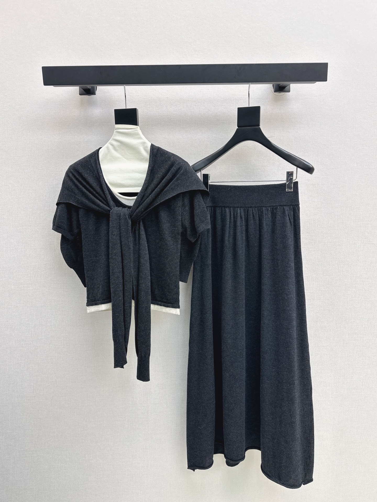 NO:318544,Exclusive model ~~ C home 25Ss———The latest Vintage knitted suit in spring and summer, shawl   contrasting knitted top   skirt ~~ Classic small round neck casual and versatile, you won’t make any mistakes when matching the basic colors!  This basic style is the key point. It looks good when wearing and layering alone. The access control has beautiful webbing and is more durable. One set is available. Two colors are available in stock. SML, Chanel, skirts, shawls, alexander wang.19860909独家款～～ C家 25Ss————春夏最新款Vintage针织套装 披肩 撞色针织上衣 半裙 ～～经典小圆领休闲百搭 基础色随意搭配都不会出错！这种基础款版型是重点 单穿叠穿都好看 门禁加了织带美观的同时更经久耐穿 一套出 两色现货发售sml,,chanel,skirts,shawls,alexander wang,Women's clothing