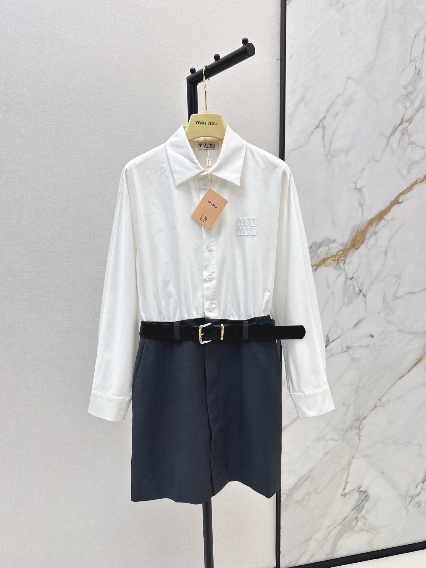 NO:318541,Miu 25Ss————The latest spring and summer shirt skirt fake two-piece design splicing dress, high-end commuting style is easy to grasp, it is fashionable and formal, loose shirt splicing high-waist skirt easily makes you look taller and slimmer, delivery belt, simple and high-end pure girl style outfit, one-size-fitting sml, miumiu, skirts, shirts, alexander wang19860909Miu 25Ss————春夏最新款衬衫半裙假两件设计拼接连衣裙 高阶通勤范轻松拿捏 妥妥的出圈时髦又带一点正式感 宽松衬衫拼接高腰半裙轻松显高显瘦 配送腰带哦 简单又高级清纯少女风穿搭 一色现货发售sml,,miumiu,skirts,shirts,alexander wang,Women's clothing