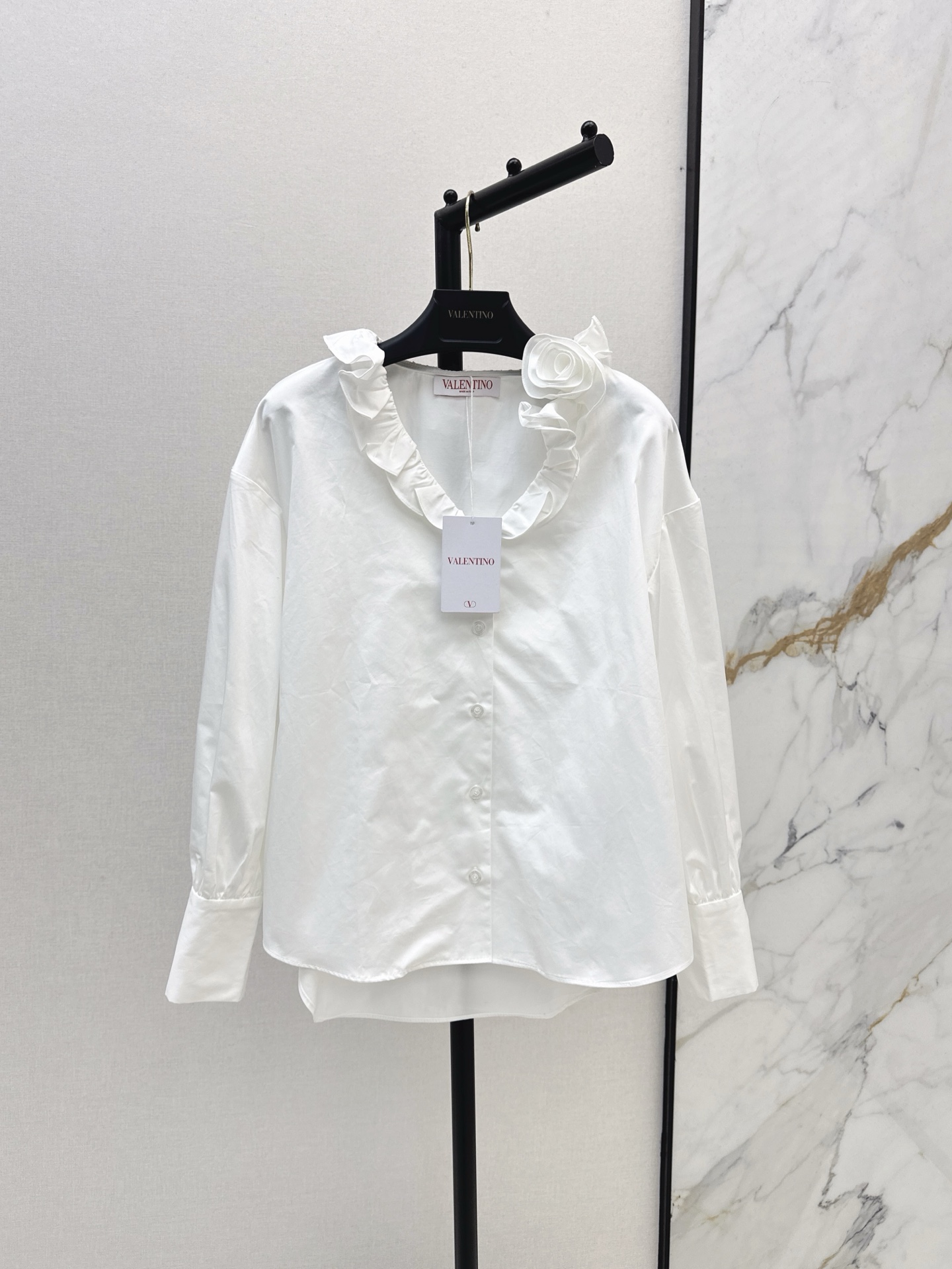NO:318538,Guan Xiaotong's same VLTN 25SS———The latest spring and summer ruffled white shirt with short front and long back, the design is just right, the style is not too big, the upper body is easy to hide the flesh, it is easy to wear, the concave style is no problem, everyday high-quality and fashionable versatile items that are sure to buy in white and rich beauty, one-size spot sml, shirts, alexander wang19860909关晓彤同款 VLTN 25SS———春夏最新款荷叶边花朵白色衬衫 前短后长的设计 版型恰到好处不会太大件 上身轻松藏肉非常好穿 凹造型不在话下 日常高颜值出街 白富美必入的高级时髦百搭单品 一色现货发售sml,,shirts,alexander wang,Women's clothing