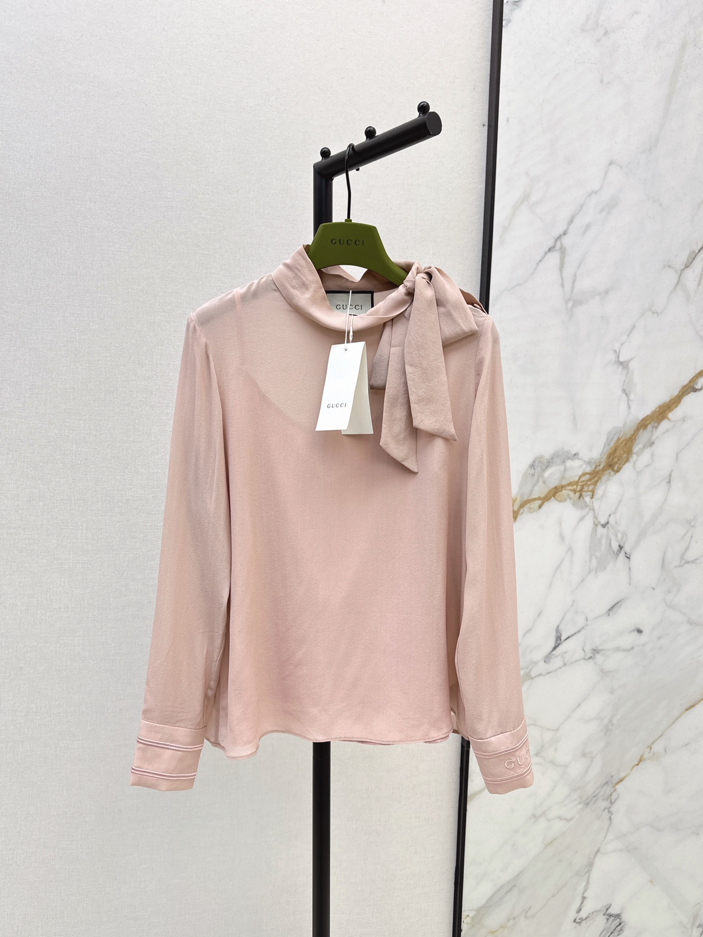 NO:318564,Recommended single models Gu ————The latest spring and summer elegant streamer silk shirt temperament streamer side buckle bow tie design, age-reducing elegant style for girls, classic temperament products high-end and fashionable, the style is not picky for people, the upper body is super slim, one-color spot on sale, sml, shirts, real silk, alexander wang19860909爆单款推荐 Gu ————春夏最新款优雅飘带真丝衬衫气质飘带侧扣领结设计 减龄少女优雅风 经典气质单品高级又时髦 版型不挑人上身超显瘦 一色现货发售sml,,shirts,real silk,alexander wang,Women's clothing