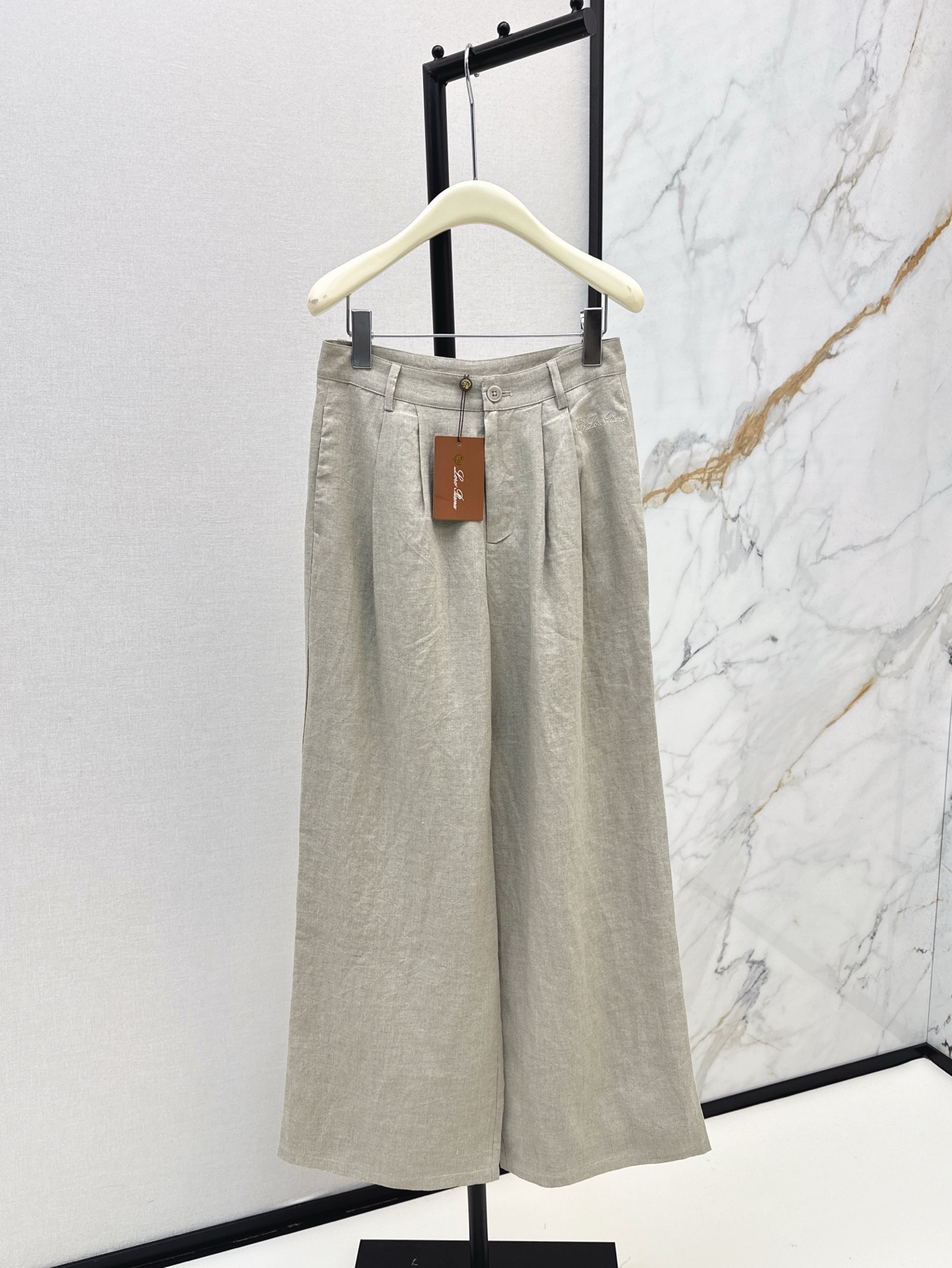 NO:318549,Old Qianfeng high-end commuting, super high-end wearability LP 25Ss————The latest cotton and linen series of loose shirts   straight pants   vest   skirts in spring and summer. It uses high-quality cotton and linen fabric. The texture is super good and very high-end. It is a perfect old Qian style. You can be used for daily parties or commuting. Lazy and casual and vacation-like. It has a strong sense of sm. Two-color split development. SML, loro piano, skirts, shirts, alexander wang.19860909老钱风高阶通勤 实穿性超高 LP 25Ss————春夏最新棉麻一系列宽松衬衫 直筒裤  马甲 半裙 采用了高克重的棉麻面料 质感超好 非常高级 妥妥的老钱风 日常聚会或者通勤都可以 慵懒休闲又有度假感 很强的造型感 两色分开发 现货发售sml,,loro piana,skirts,shirts,alexander wang,Women's clothing