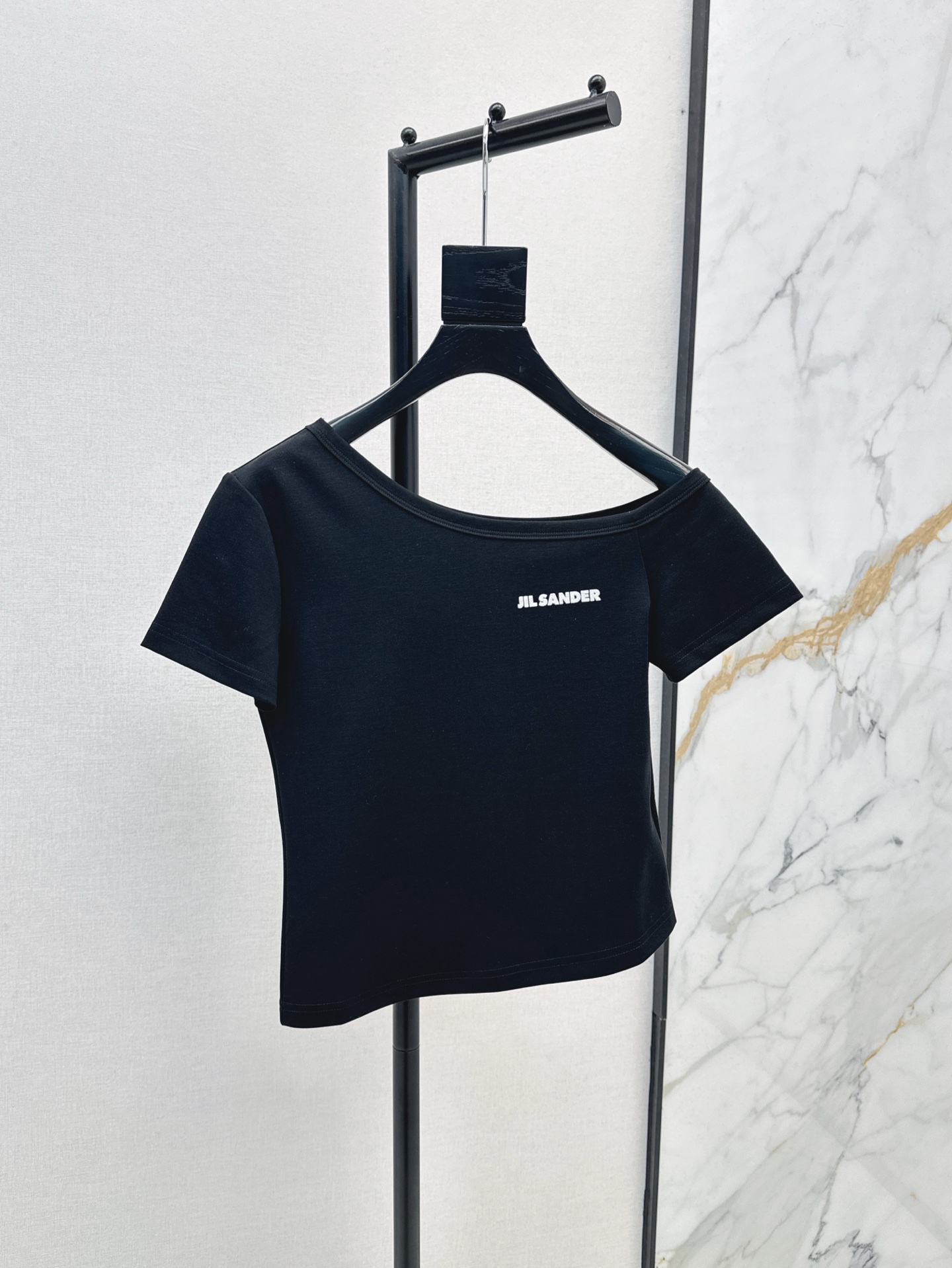 NO:318540,Jil～ 25Ss———————The latest spring and summer off-shoulder letter printed casual T-shirt imported high-string combed cotton fabric with excellent texture, temperament and girlish style to reduce age and sweetness. It looks good with jeans and skirts. It is versatile and elegant and easy to wear. Fresh and simple outfits are really love. Three colors are available for sale in stock. SML, jil sander, skirts, jeans, tees, t-shirt, alexander wang19860909Jil～ 25Ss—————春夏最新款斜肩字母印花休闲T恤 进口高支精梳纯棉面料 质感超赞 气质少女风减龄甜美气息 随意搭配牛仔裤半裙都好看 百搭大气又好穿 清新简约的穿搭真的很爱 三色现货发售sml,,jil sander,skirts,jeans,tees，t-shirt,alexander wang,Women's clothing