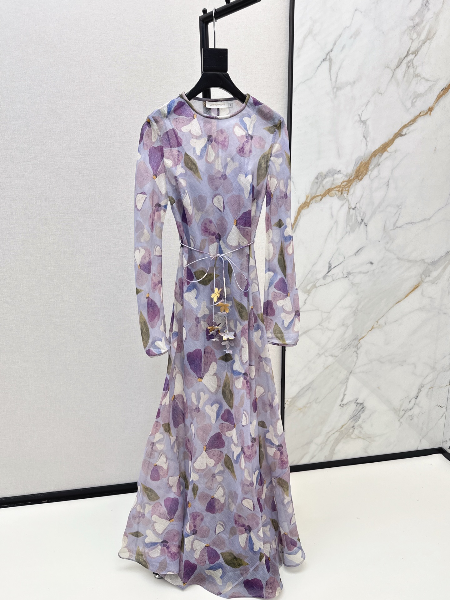 NO:318537,Zim 25Ss————The latest spring and summer lilac purple long dress. Elegant dresses are indispensable for our ground-length skirts. Pansy floral pictures are suitable for vacations and are also suitable for some important occasions. The material of Organya is slightly transparent. It is matched with the base skirt. It has a more space-like feeling. A belt with three-dimensional flowers around the waist is lively and elegant. Full of texture. SMLXL, skirts, alexander wang19860909Zim 25Ss————春夏最新款丁香紫长款连衣裙优雅的连衣裙少不了我们的及地裙 三色堇花卉图适合度假 也适合一些重要的场合 欧根纱材质微透 搭配自带的打底裙 更有空间感 腰间佩有条立体花朵的腰带 灵动飘逸 质感满满 一色现货发售smlxl,,skirts,alexander wang,Women's clothing