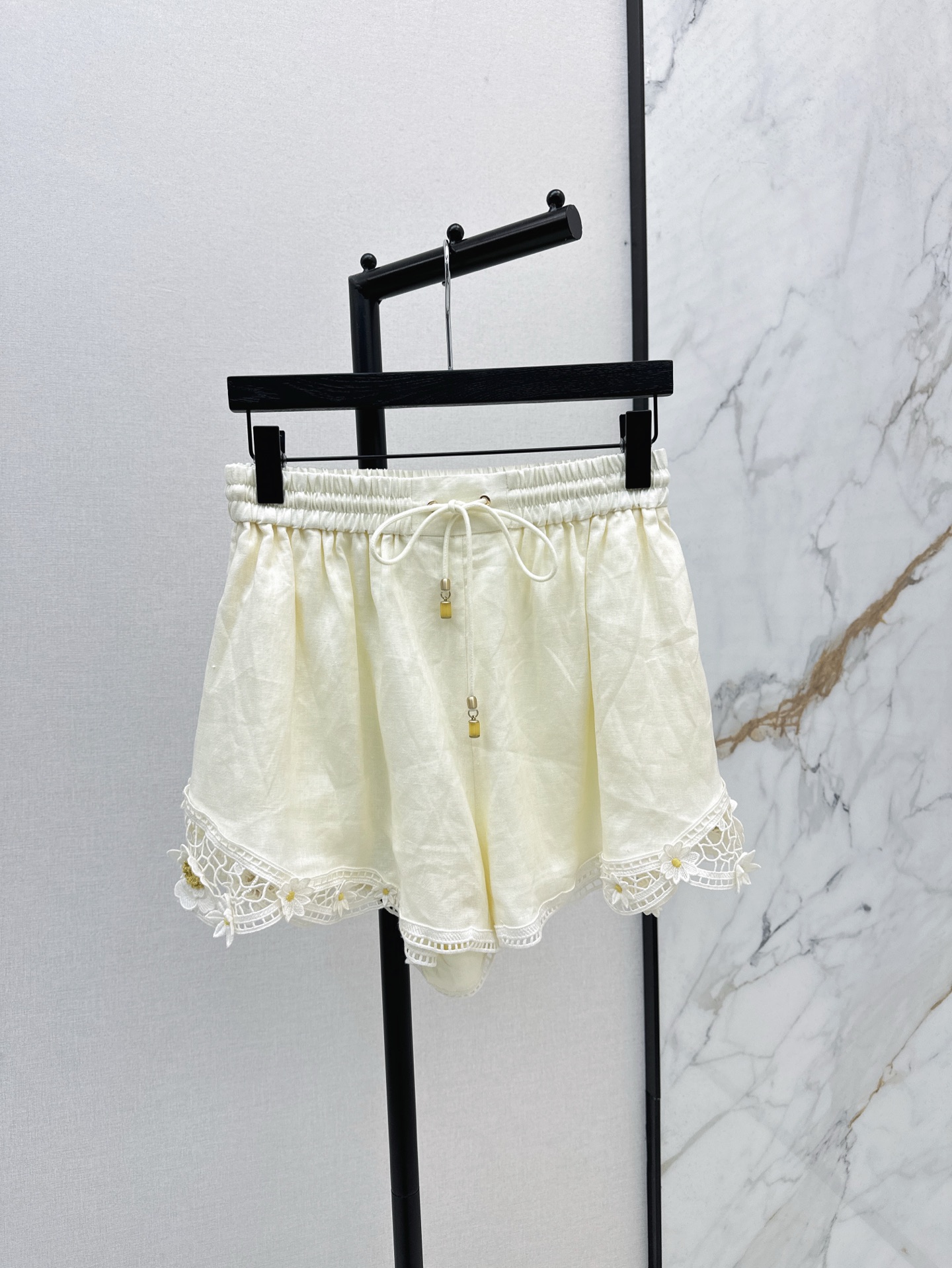 NO:318532,Top shorts Zim 25Ss————The latest spring and summer vacation style series suits, long-sleeved shirts   elastic waist shorts Pure white and exquisite embroidery, fresh and sweetness of small daisies, everyday wear or vacation is perfect for perfect combination of fashion and comfort, one-color split development, spot sale sml, shorts, shirts, alexander wang19860909上衣短裤Zim 25Ss————春夏最新款度假风系列套装长袖衬衫 松紧腰短裤 纯粹的白色与精致刺绣 弥漫着小雏菊的清新甜美 日常穿着或者度假都太合适了 时尚与舒适的完美结合 一色分开发 现货发售sml,,shorts,shirts,alexander wang,Women's clothing