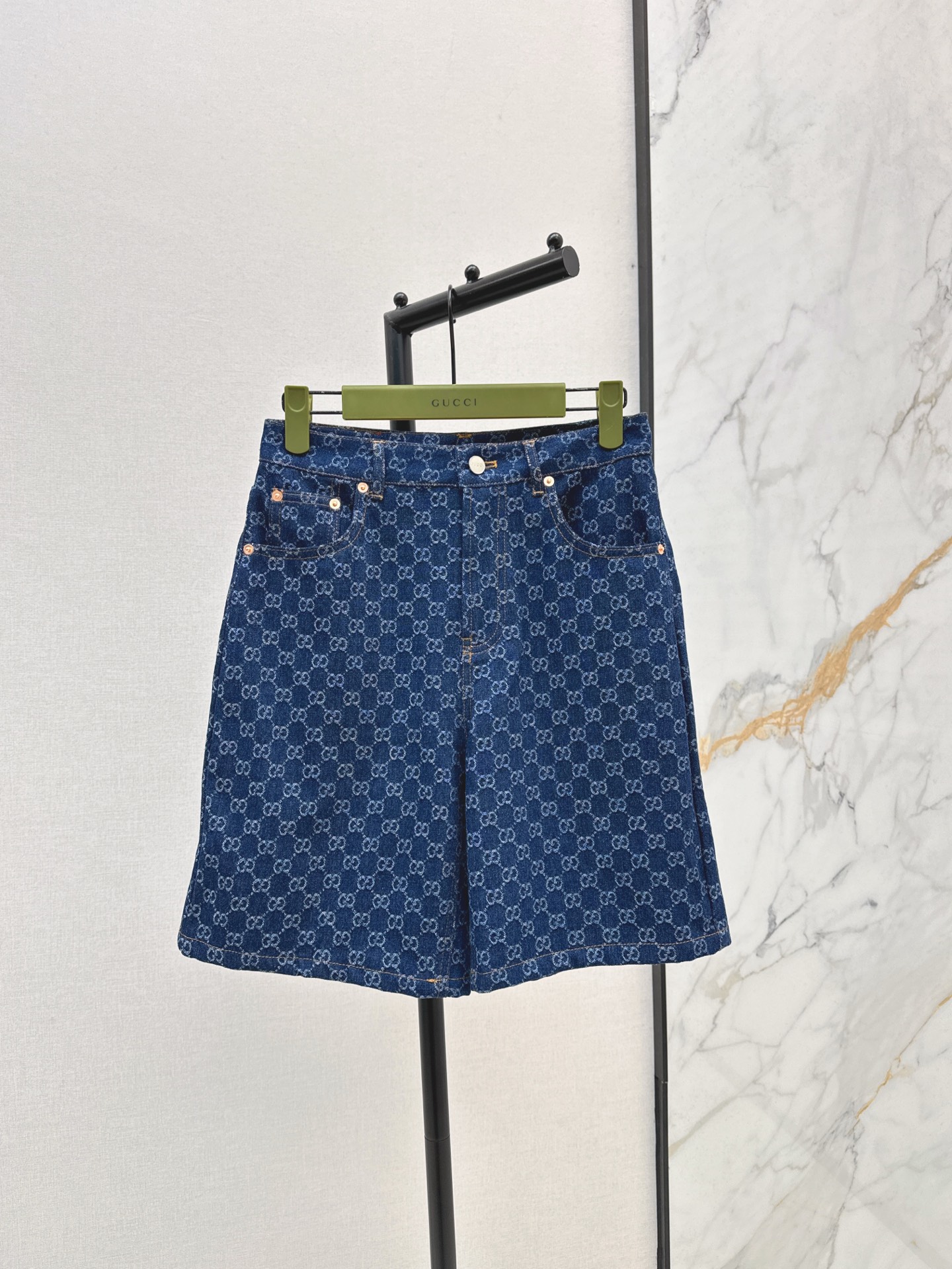 NO:318518,Jacket Pants Gu 25Ss———The latest casual suit for spring and summer jacquard denim jacket jacket   mid-trousers Customized jacquard denim material Comfortable texture Clever and stylish Enzyme washing process Jacquard denim fabric to create zipper jacket mid-trousers suits Classic shoulder-fall lapel design of tops Double pockets three-dimensional tailoring at hem Increased capacity is more eye-catching and fashionable One-color split development SML, Jackets & coats, Jackets & coats, Alexander wang19860909外套裤子Gu 25Ss————春夏最新款休闲套装提花牛仔夹克外套 中裤 定制提花牛仔材质 质感舒适 挺括有型 酵素水洗工艺 提花牛仔面料打造拉链夹克中裤套装 上衣经典落肩翻领设计 下摆双口袋立体剪裁 容量增加更吸睛时髦 一色分开发 现货发售sml,,jackets & coats,jackets & coats,alexander wang,Women's clothing