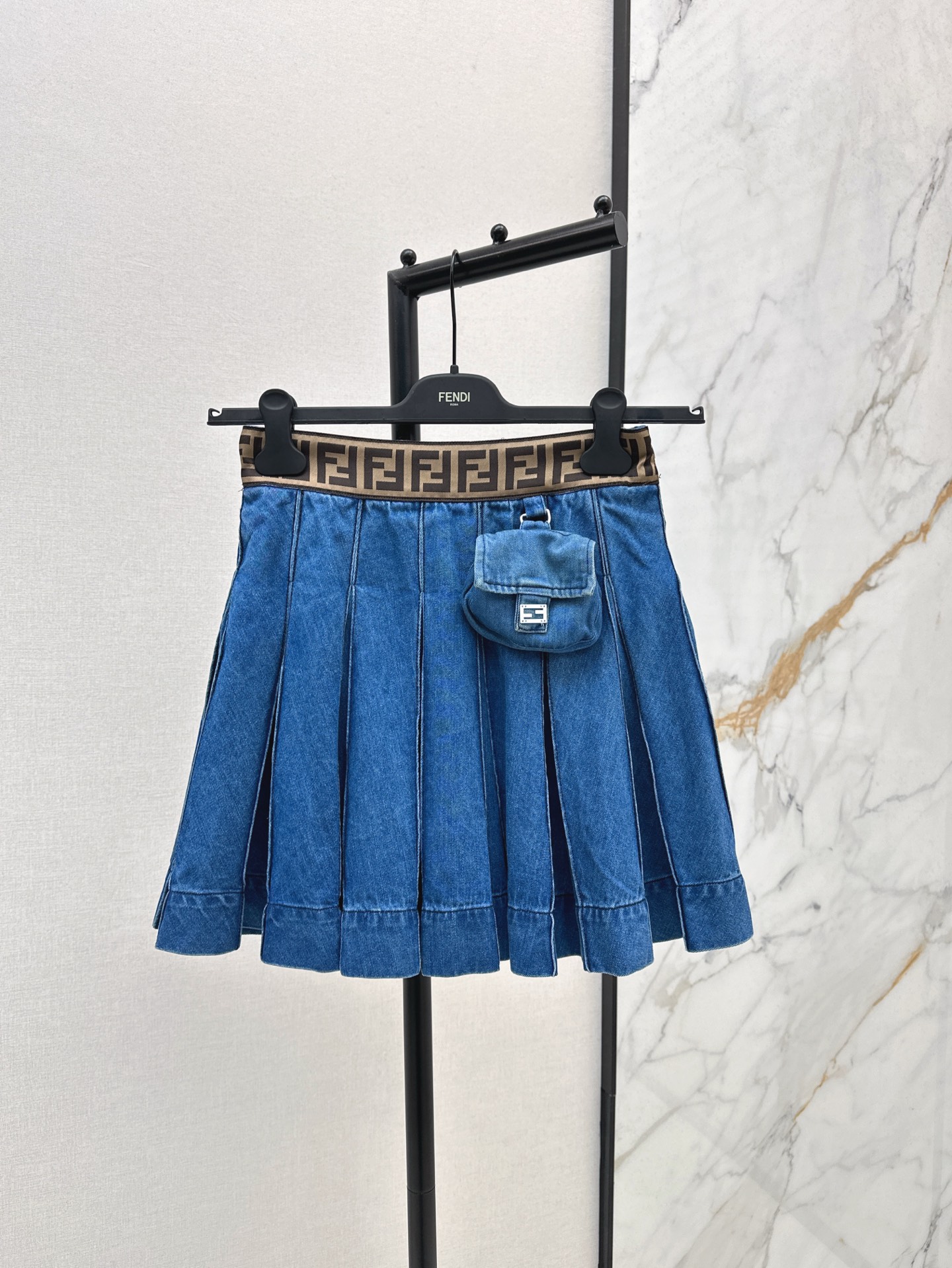 NO:318535,FD 25Ss————The latest spring and summer double F three-dimensional small bag packaging for decoration of denim pleated skirt Contrast color double F logo waist, high waist pleated skirt, sweet and elegant upper body, long legs, everyday versatile items, wash cowboy fabric, crisp and stylish fabric, three-dimensional double F small bag is very eye-catching, one-color spot on sale sml, skirts, alexander wang19860909FD 25Ss————春夏最新款双F立体小包包装饰牛仔百褶裙 撞色双F logo腰头 高腰百褶裙摆 上身甜美优雅又显腿长 日常的百搭单品 洗水牛仔面料 挺括有型面料 立体双F小包包很吸睛 一色现货发售sml,,skirts,alexander wang,Women's clothing