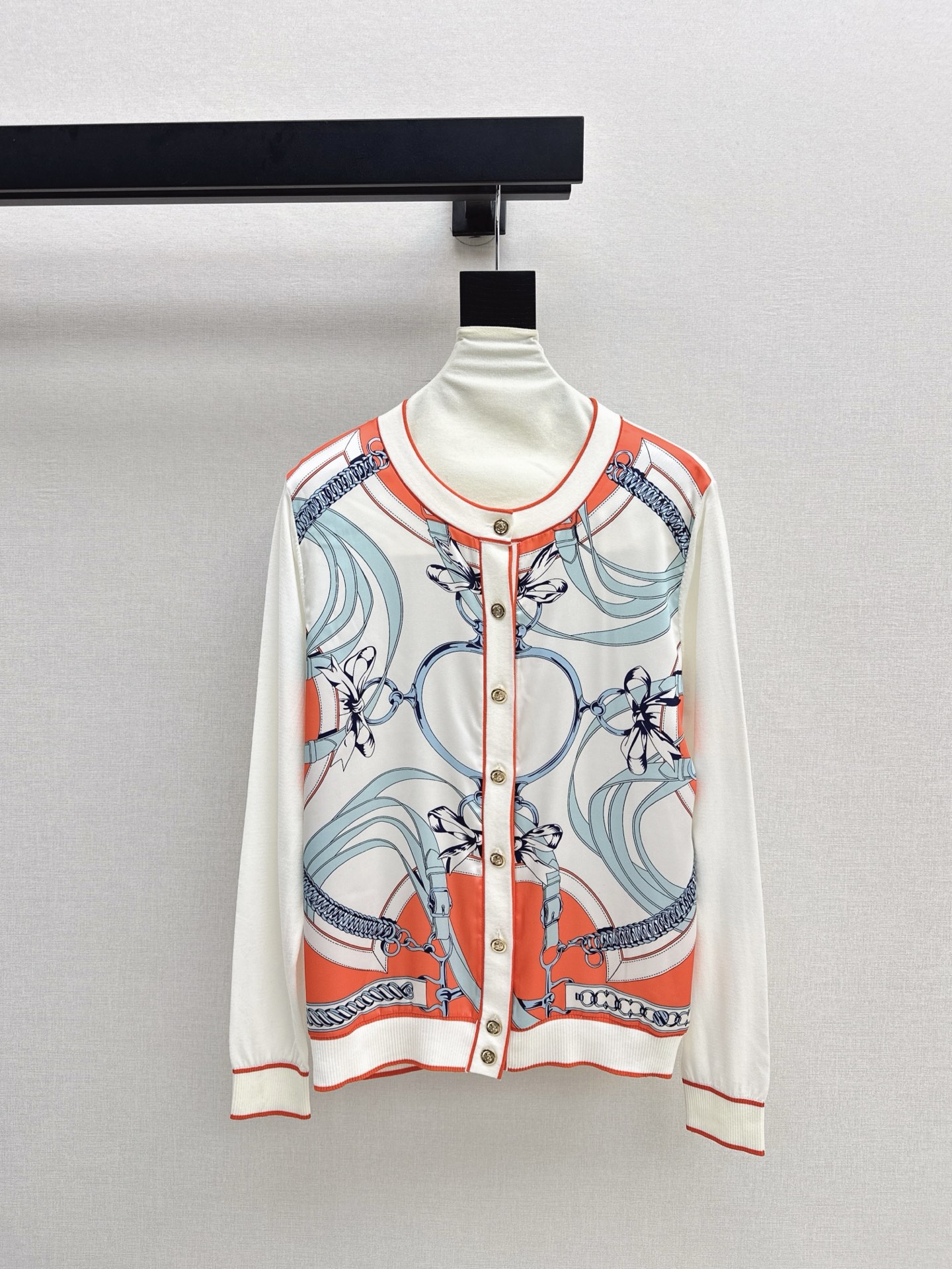 NO:318531,Exclusive first release Her 25Ss————The latest spring and summer styles of silk-print pattern spliced ​​knitted cardigan Tennis knitted fabric spliced ​​twill silk. The light texture is breathable and has a good summer essential item. The classic style is not picky. The upper body looks slim and versatile. Three colors are available in stock. Alexander wang19860909独家首发 Her 25Ss————春夏最新款人丝印花图案拼接针织开衫天丝针织面料拼接斜纹人丝 轻薄的质感透气性很好 夏日必备单品 工经典版型不挑人 上身显瘦又百搭 三色现货发售sml,,alexander wang,Women's clothing