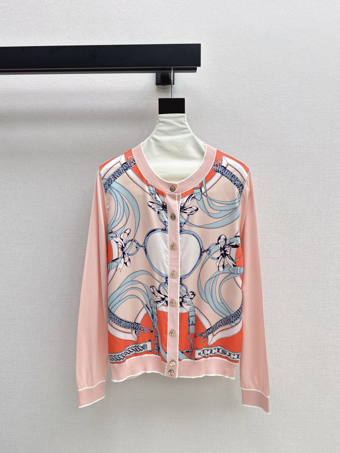 NO:318529,Exclusive first release Her 25Ss————The latest spring and summer styles of silk-print pattern spliced ​​knitted cardigan Tennis knitted fabric spliced ​​twill silk. The light texture is breathable and has a good summer essential item. The classic style is not picky. The upper body looks slim and versatile. Three colors are available in stock. Alexander wang19860909独家首发 Her 25Ss————春夏最新款人丝印花图案拼接针织开衫天丝针织面料拼接斜纹人丝 轻薄的质感透气性很好 夏日必备单品 工经典版型不挑人 上身显瘦又百搭 三色现货发售sml,,alexander wang,Women's clothing