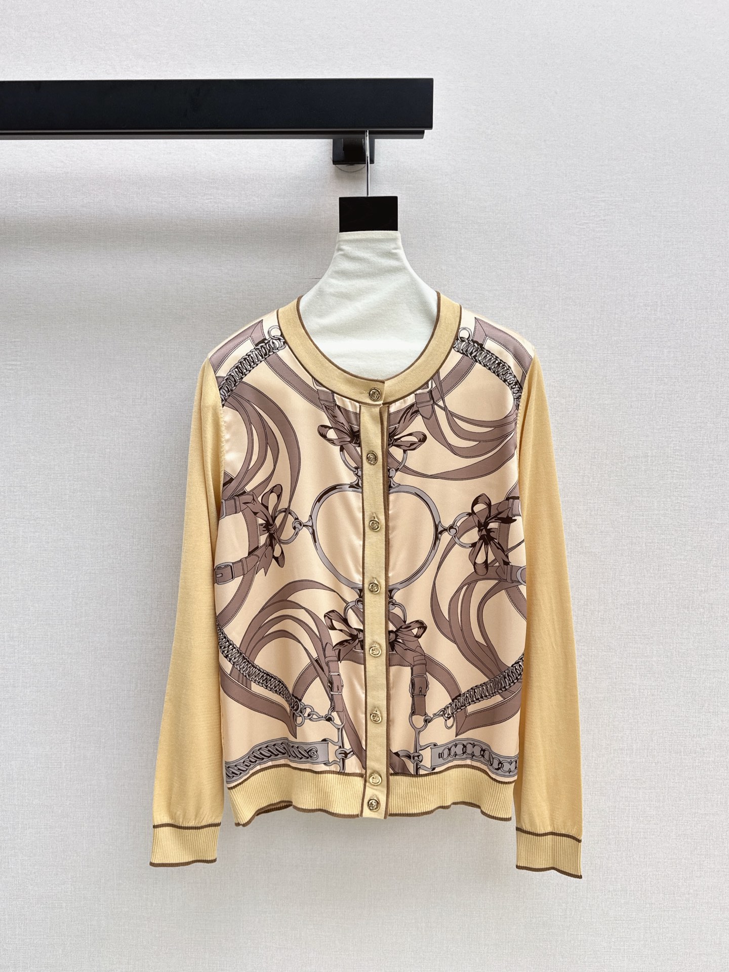 NO:318533,Exclusive first release Her 25Ss————The latest spring and summer styles of silk-print pattern spliced ​​knitted cardigan Tennis knitted fabric spliced ​​twill silk. The light texture is breathable and has a good summer essential item. The classic style is not picky. The upper body looks slim and versatile. Three colors are available in stock. Alexander wang19860909独家首发 Her 25Ss————春夏最新款人丝印花图案拼接针织开衫天丝针织面料拼接斜纹人丝 轻薄的质感透气性很好 夏日必备单品 工经典版型不挑人 上身显瘦又百搭 三色现货发售sml,,alexander wang,Women's clothing