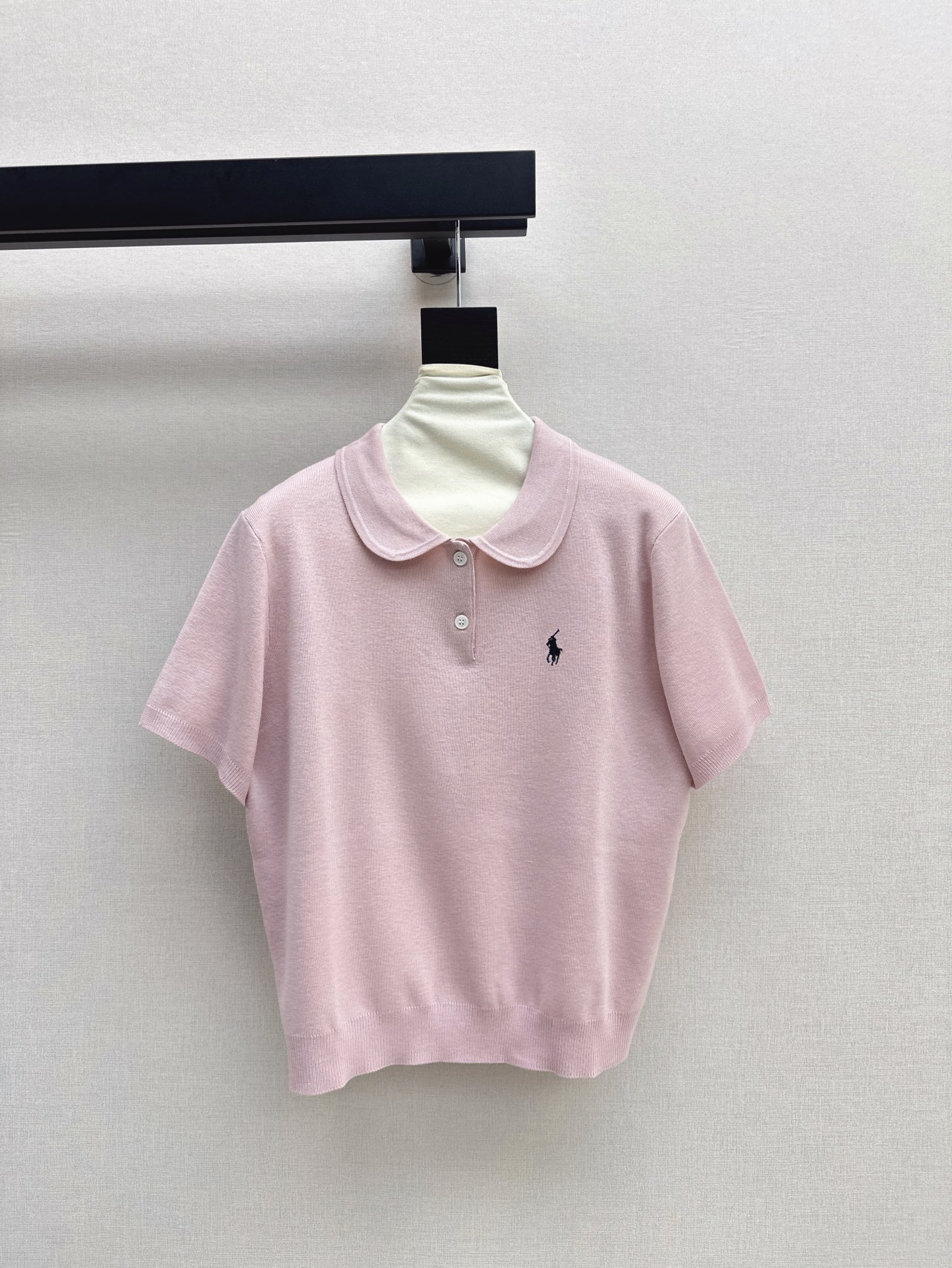 NO:318527,Exclusive model ~ RL 25Ss————The latest spring and summer doll lapel sweater daily must-have style. Fashion elements that never go out of date~~ Logo embroidery is exquisite and big brand casual and high-end!  A knitted quality T-shirt is beyond the reach. It can be easily done with jeans and goes on a date and shopping!  Three-color spot sale sml, jeans,tees,t-shirt,alexander wang19860909独家款～ RL 25Ss————春夏最新款娃娃翻领针织衫日常必备款 永不过时的时尚元素～～logo刺绣精致大牌 休闲也高级！ 针织的品质感T恤是望尘莫及的 搭配牛仔裤约会逛街都能轻松搞定！三色现货发售sml,,jeans,tees，t-shirt,alexander wang,Women's clothing